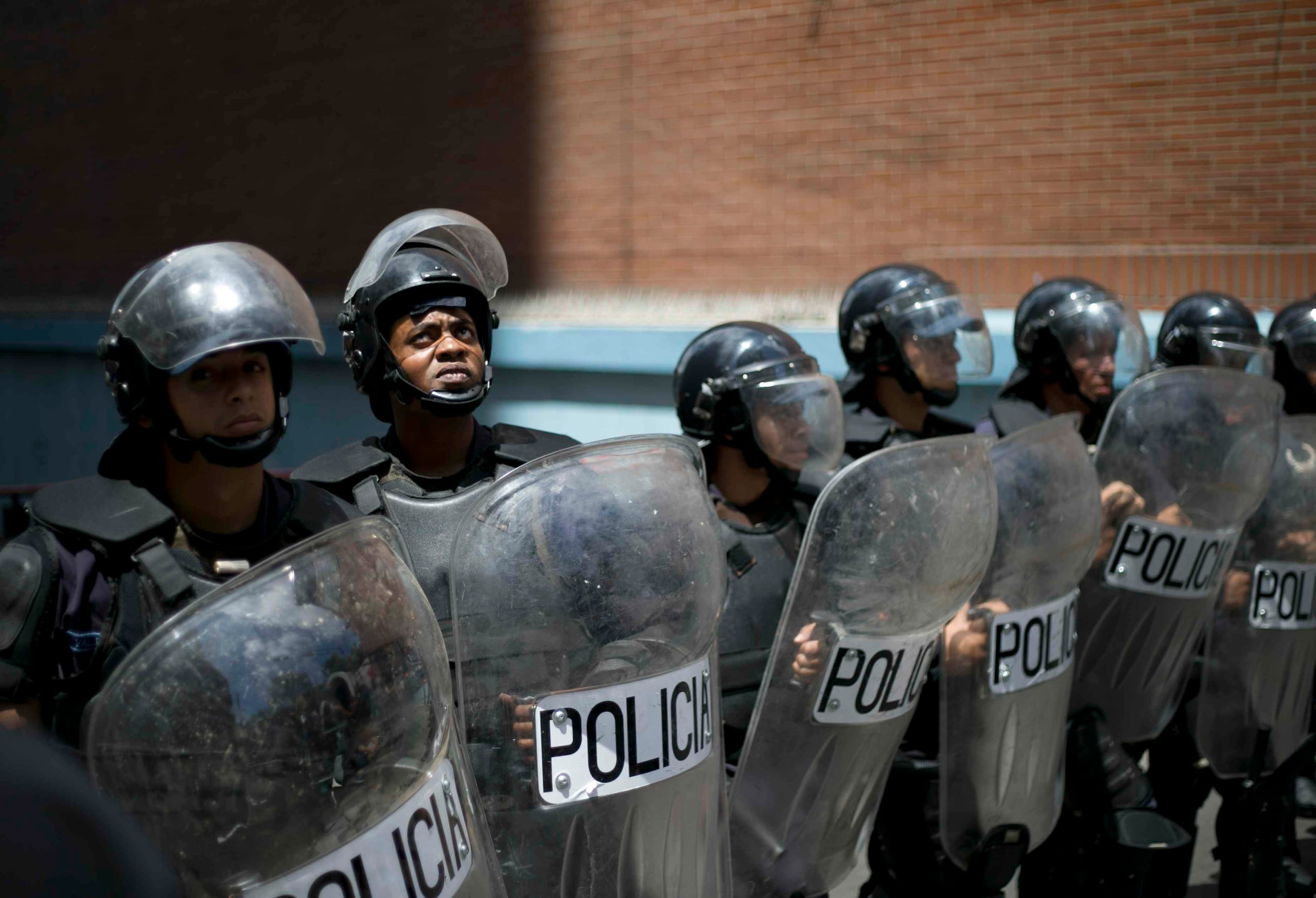 El presidente de Venezuela, Nicolás Maduro, aprobó $25 millones para la adquisición de vehículos, armas y chalecos antibalas para la Policía Nacional Bolivariana. (AP / Ariana Cubillos)