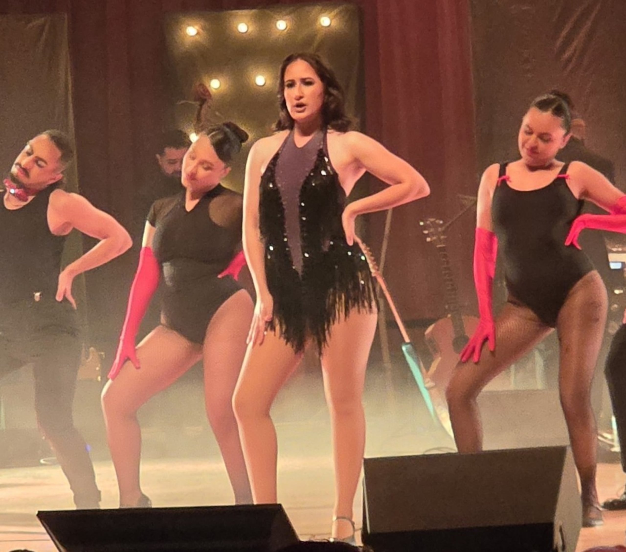Tuvo una vistosa presentación que incluyó canciones y danza acompañada de dos cuerpos de baile.