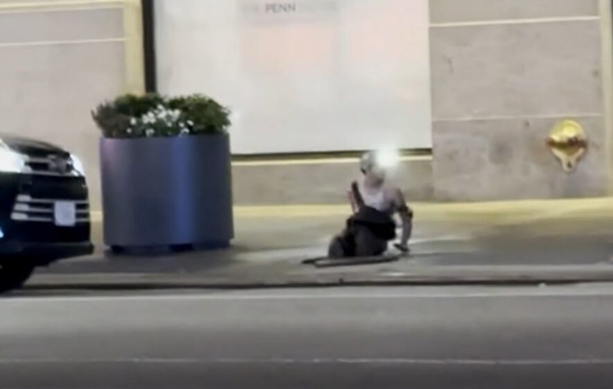 Imagen de la cobertura de: Captan a tres hombres saliendo de una alcantarilla en Manhattan