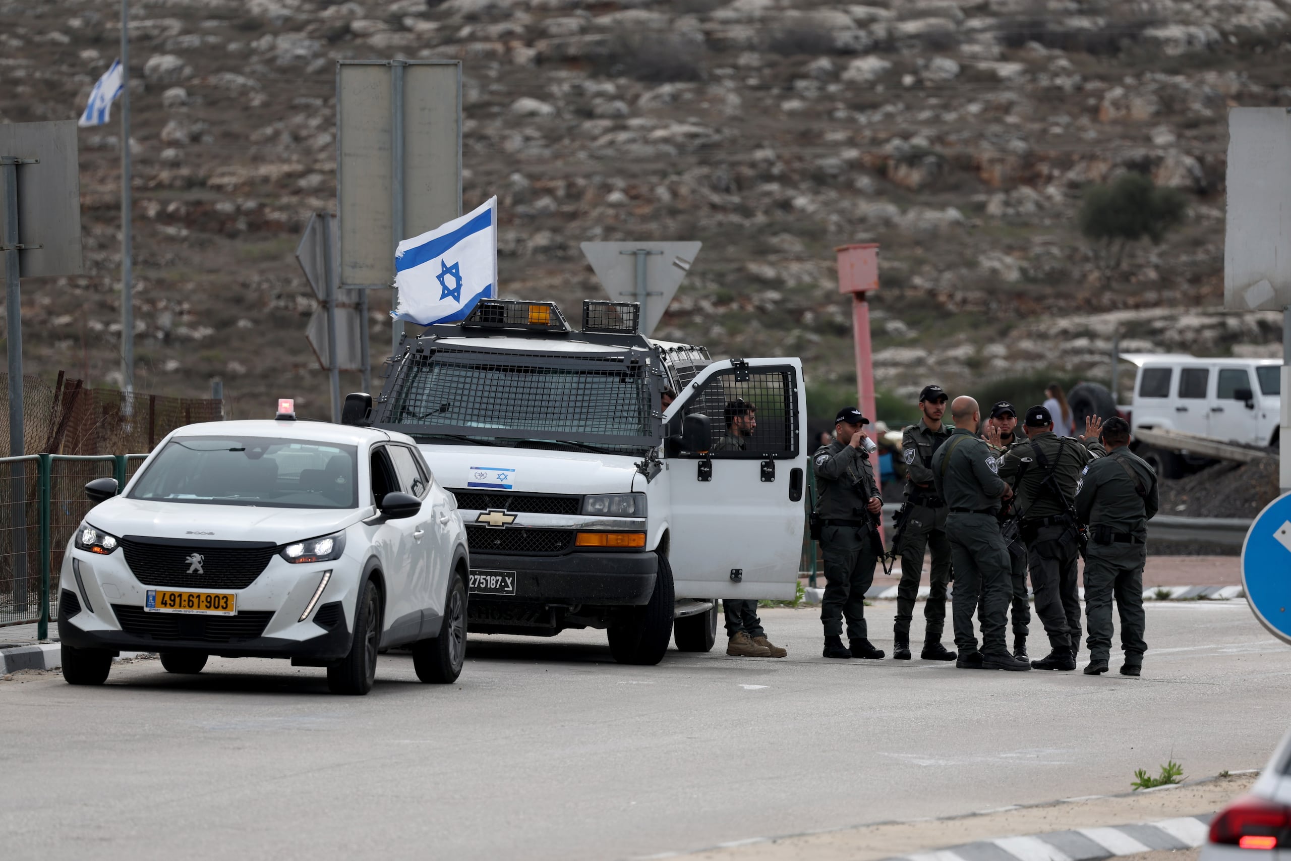 Guardias de seguridad israelíes vigilan la prisión militar de Ofer, cerca de Jerusalén, Israel. (EFE/EPA/ATEF SAFADI/ARCHIVO)