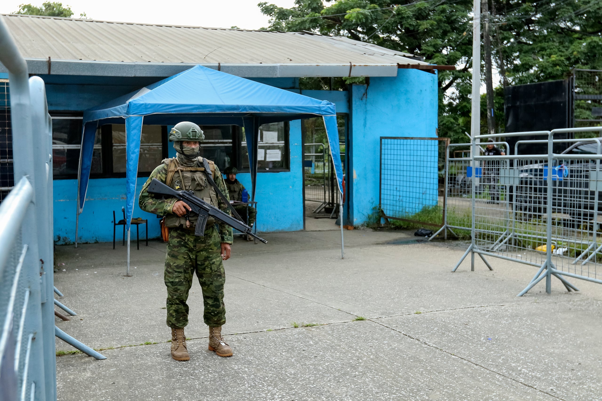 La Penitenciaría del Litoral es el centro de reclusión más grande del complejo carcelario de Guayaquil, un complejo de cinco prisiones donde en su conjunto hay encarceladas unas 12,300 personas.