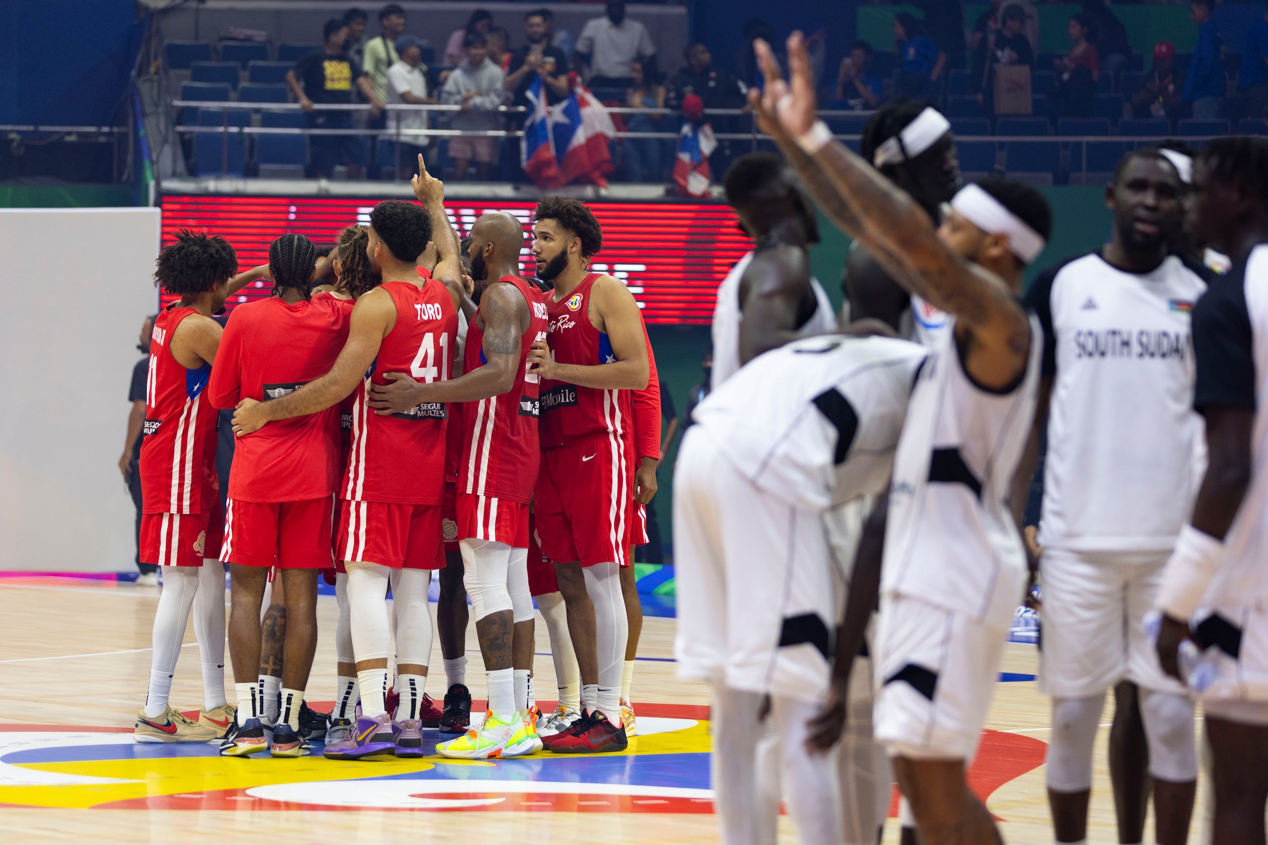 Los jugadores de Puerto Rico celebran luego de conseguir su primer triunfo en el Mundial.