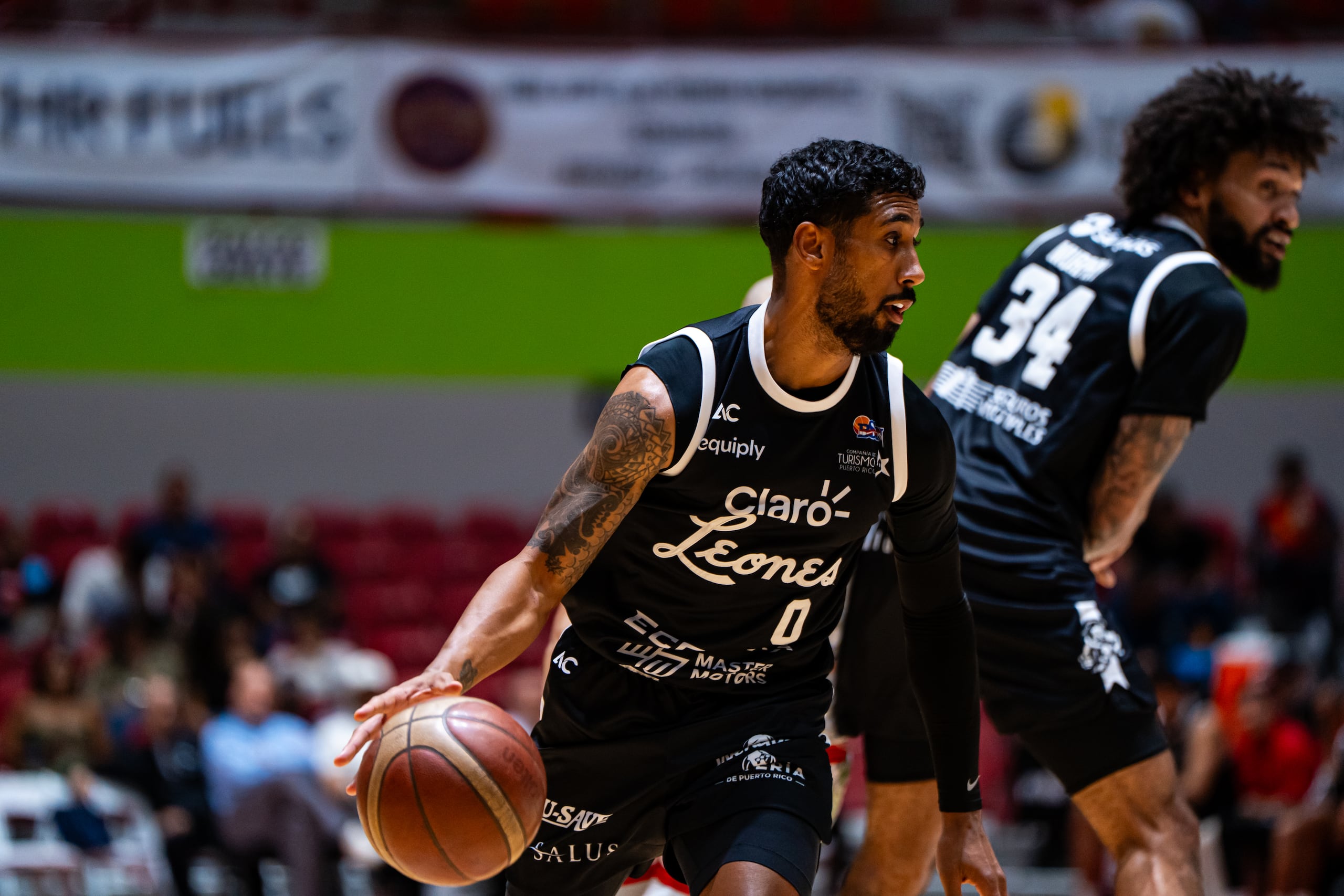 Jezreel De Jesús, de los Leones de Ponce, maneja el balón durante un juego contra los Santeros de Aguada.