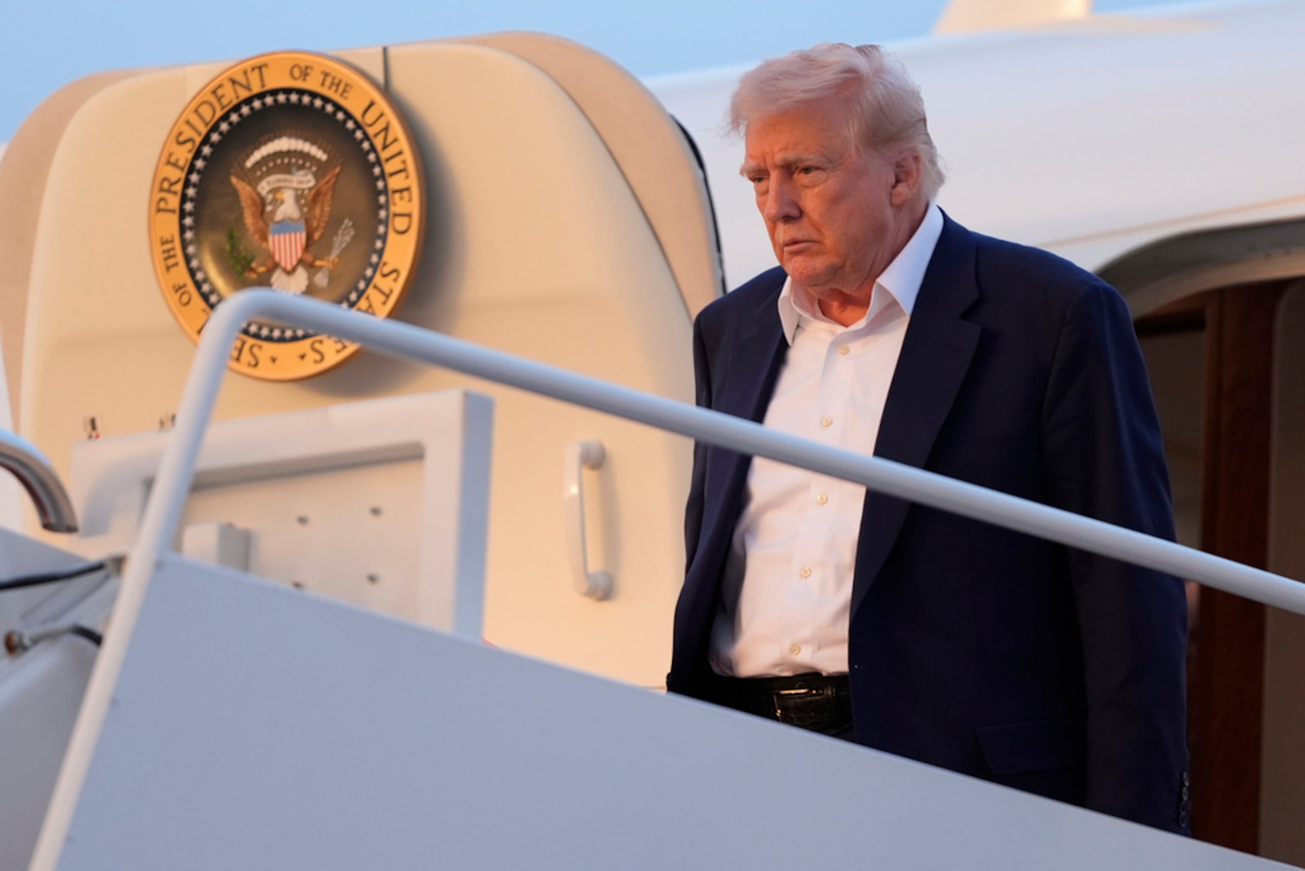 El presidente Donald Trump llega en el Air Force One a la Base Conjunta Andrews el domingo 4 de mayo de 2025.