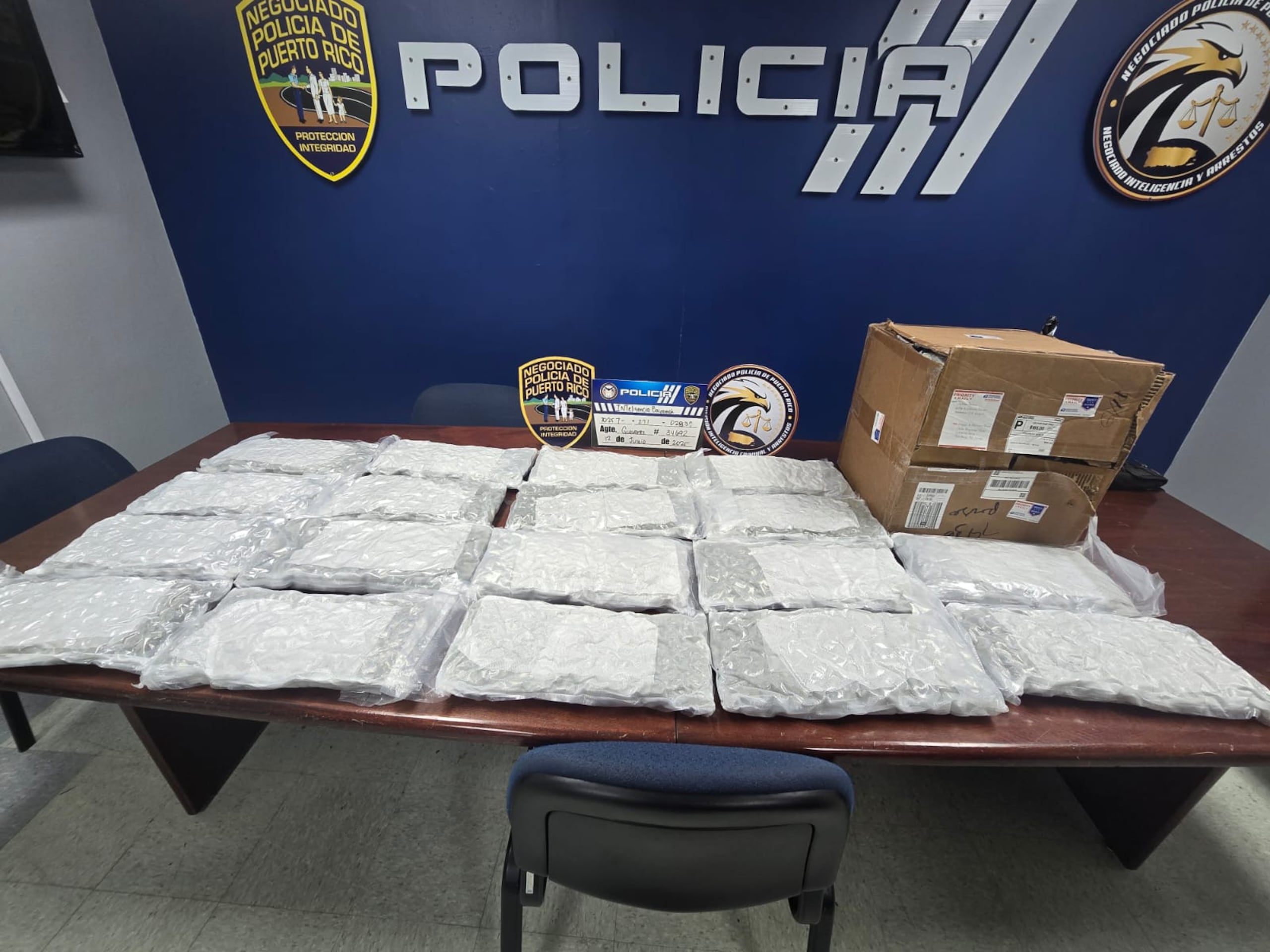 Dos hombres fueron arrestados en los predios del correo de Toa Baja con unas 30 libras de marihuana.