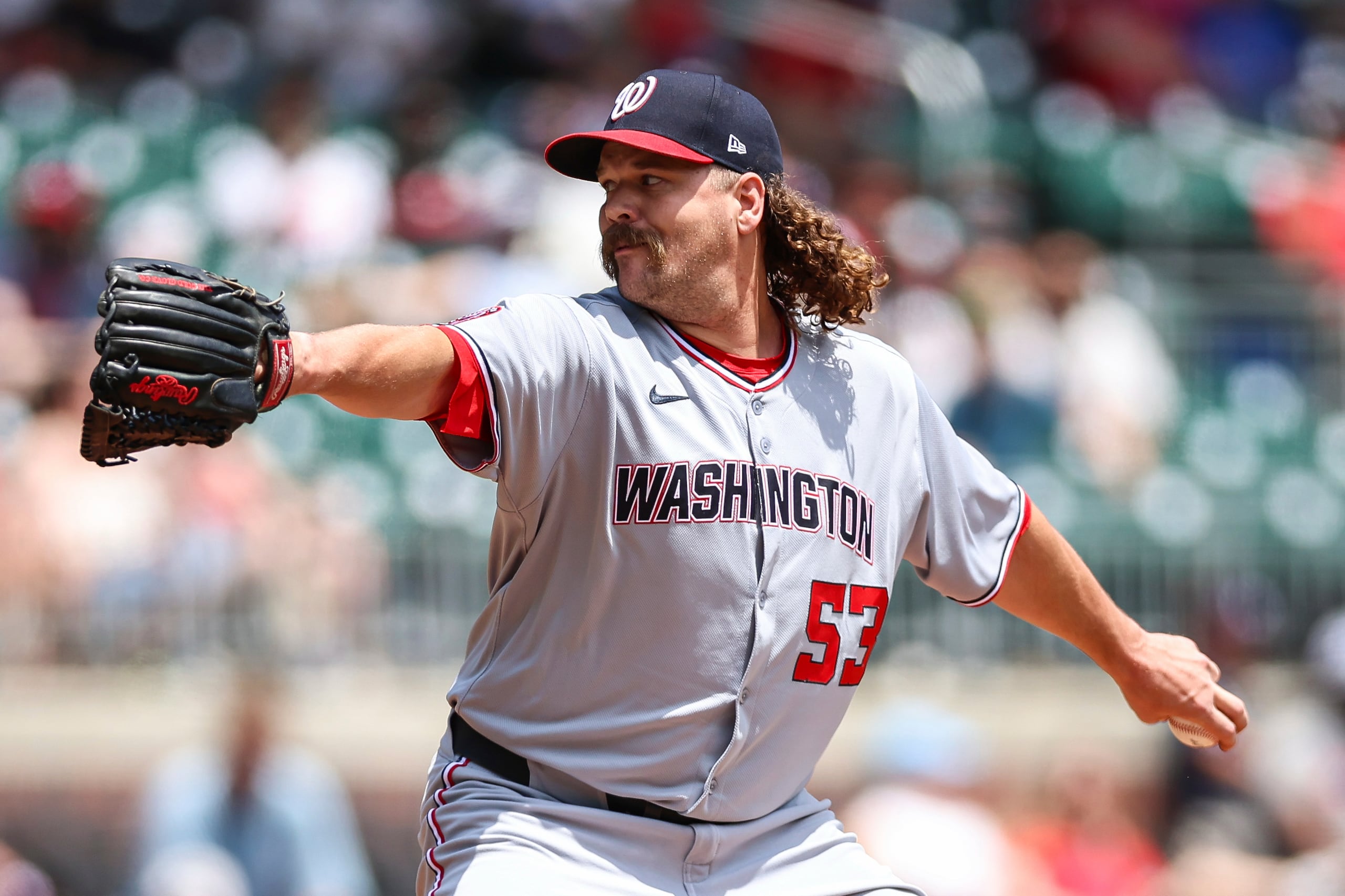 Andrew Chafin (53) de los Nacionales de Washington lanza ante los Bravos de Atlanta, el 15 de mayo de 2025, en Atlanta. (AP Foto/Colin Hubbard)