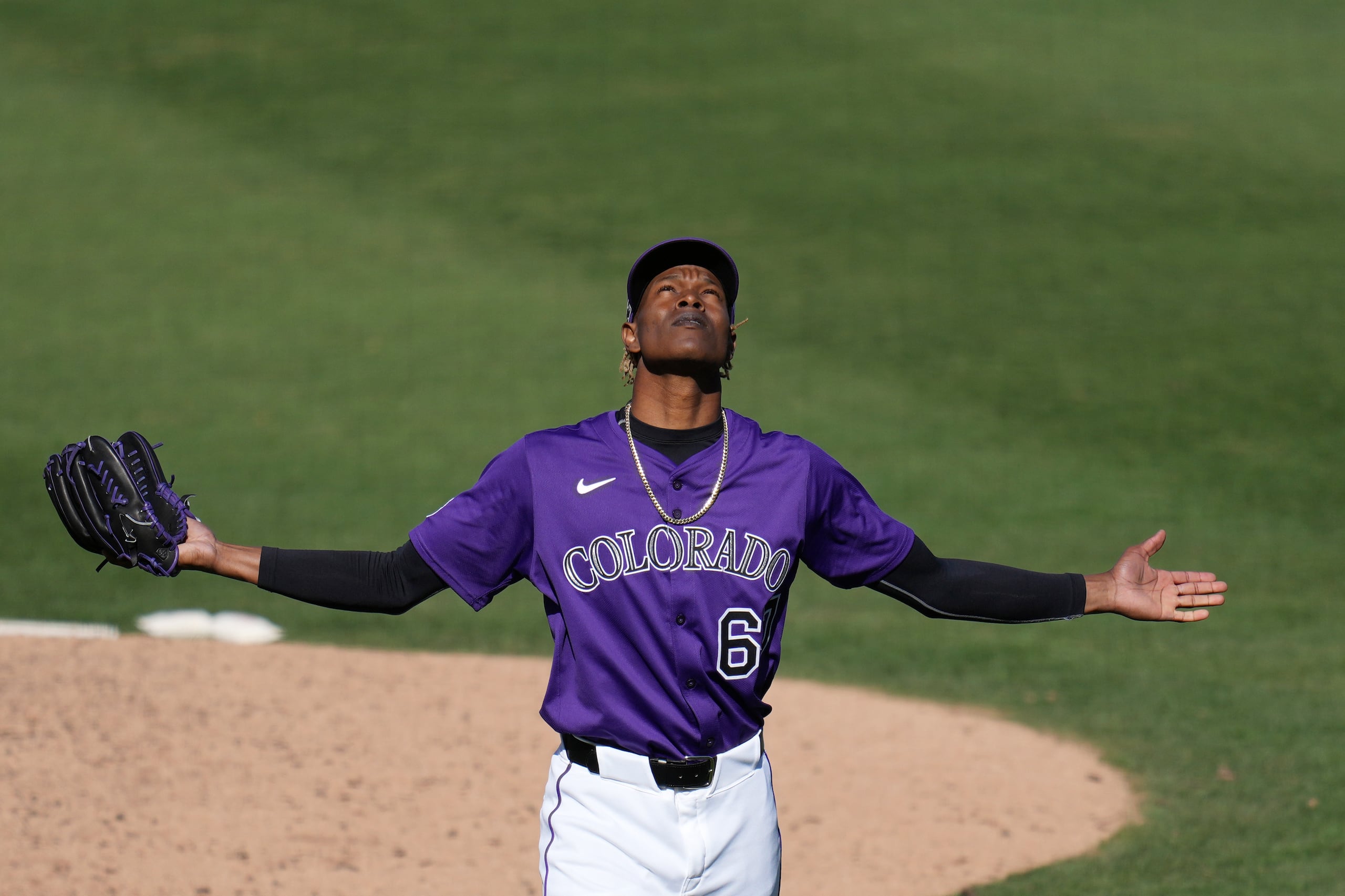 Tras terminar su turno ante los Marineros de Seattle, el lanzador dominicano de los Rockies de Colorado Jefry Yan celebra el domingo dos de marzo del 2025. (AP Foto/Ross D. Franklin)