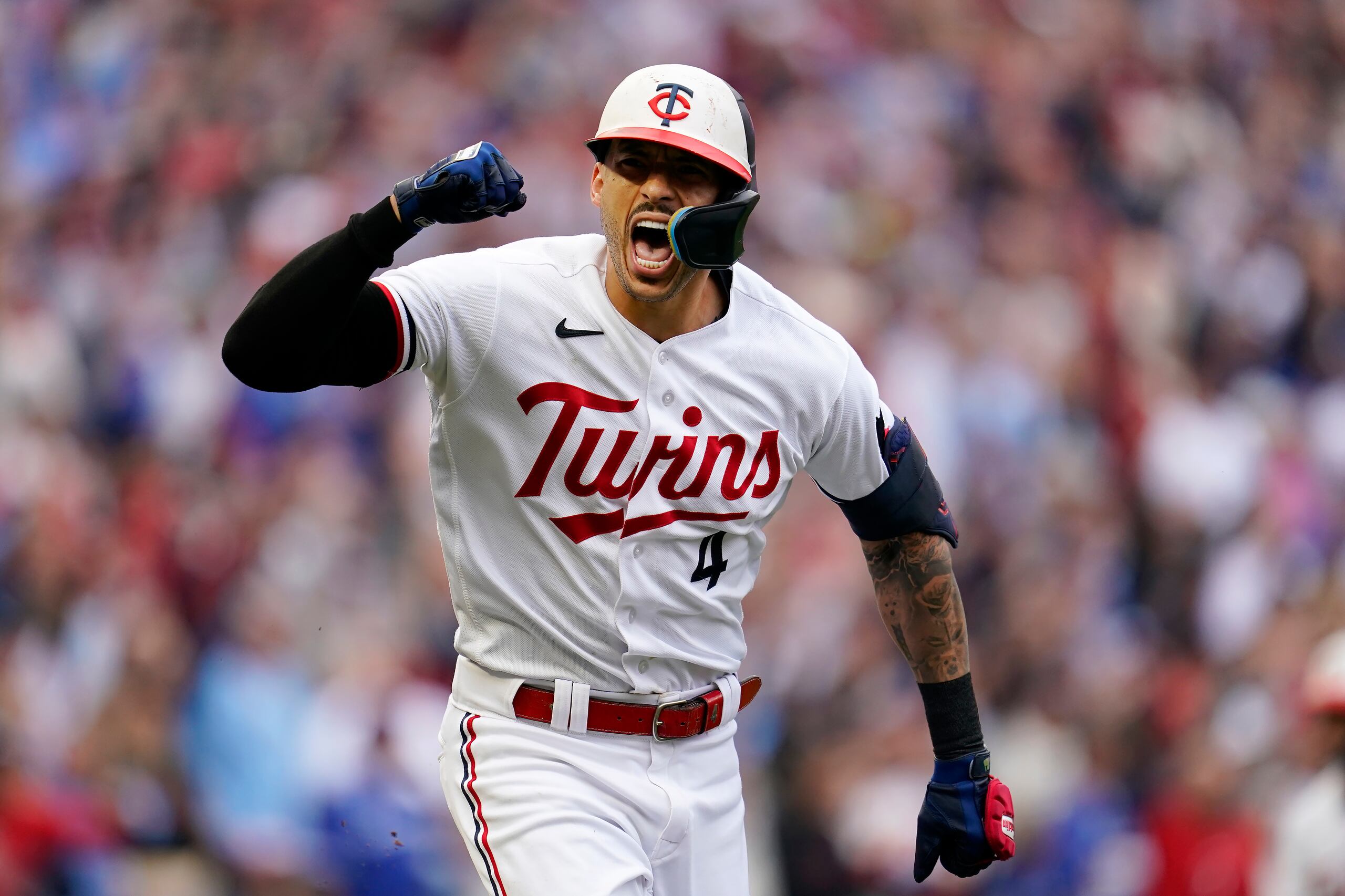 Carlos Correa, de los Twins de Minnesota, celebra su sencillo impulsador en el segundo juego de la serie de comodines ante los Blue Jays de Toronto.