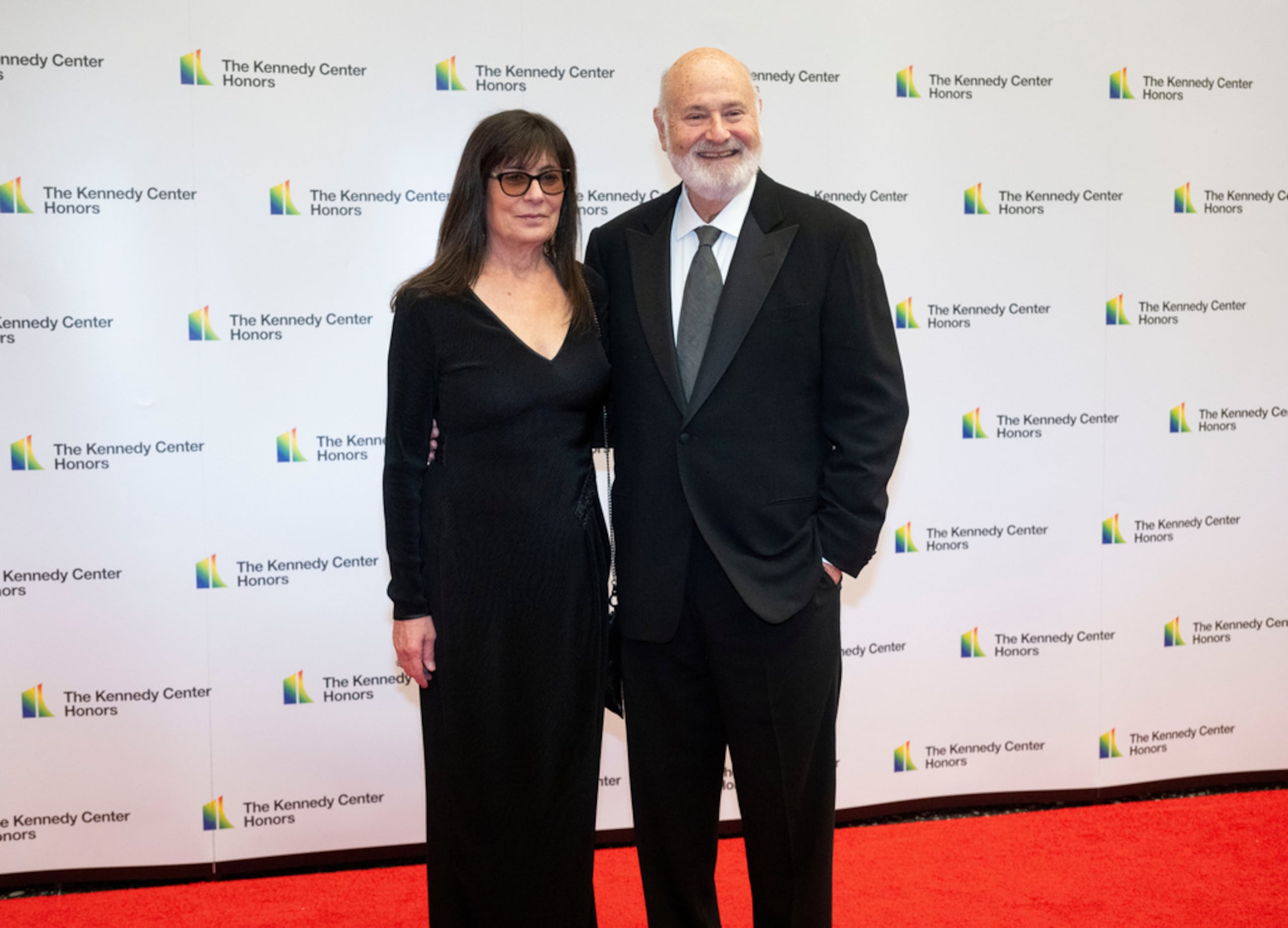 Rob Reiner y Michele Reiner llegan a la alfombra roja del Departamento de Estado para la cena de gala de los Kennedy Center Honors, el 2 de diciembre de 2023, en Washington.