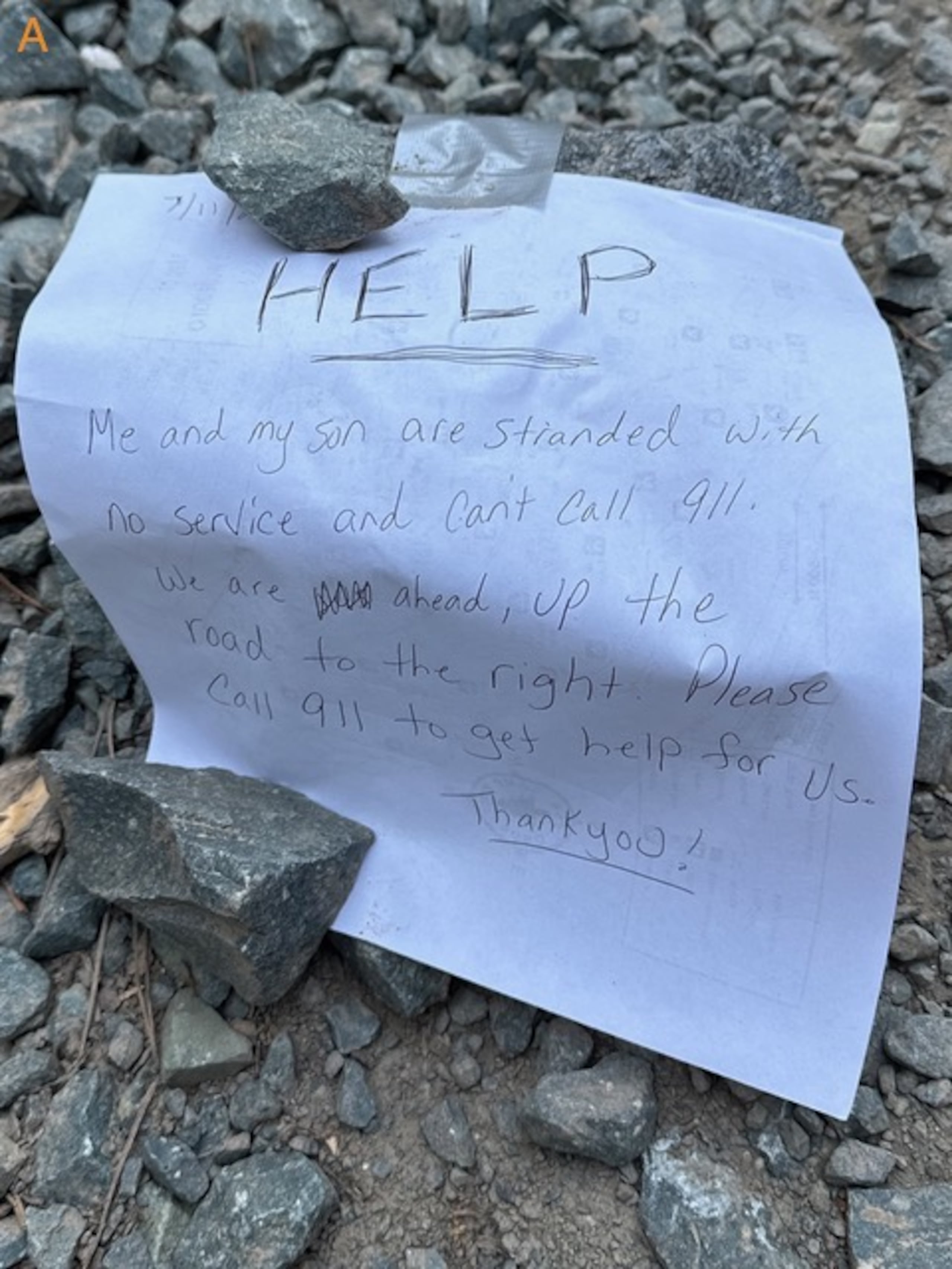 Aproximadamente cuatro horas después de ser despachado, el equipo de búsqueda encontró la primera nota que decía: “AYUDA. Mi hijo y yo estamos varados sin servicio y no podemos llamar al 911. Estamos adelante, por el camino a la derecha. Por favor, llamen al 911 para obtener ayuda para nosotros. ¡Gracias!”.