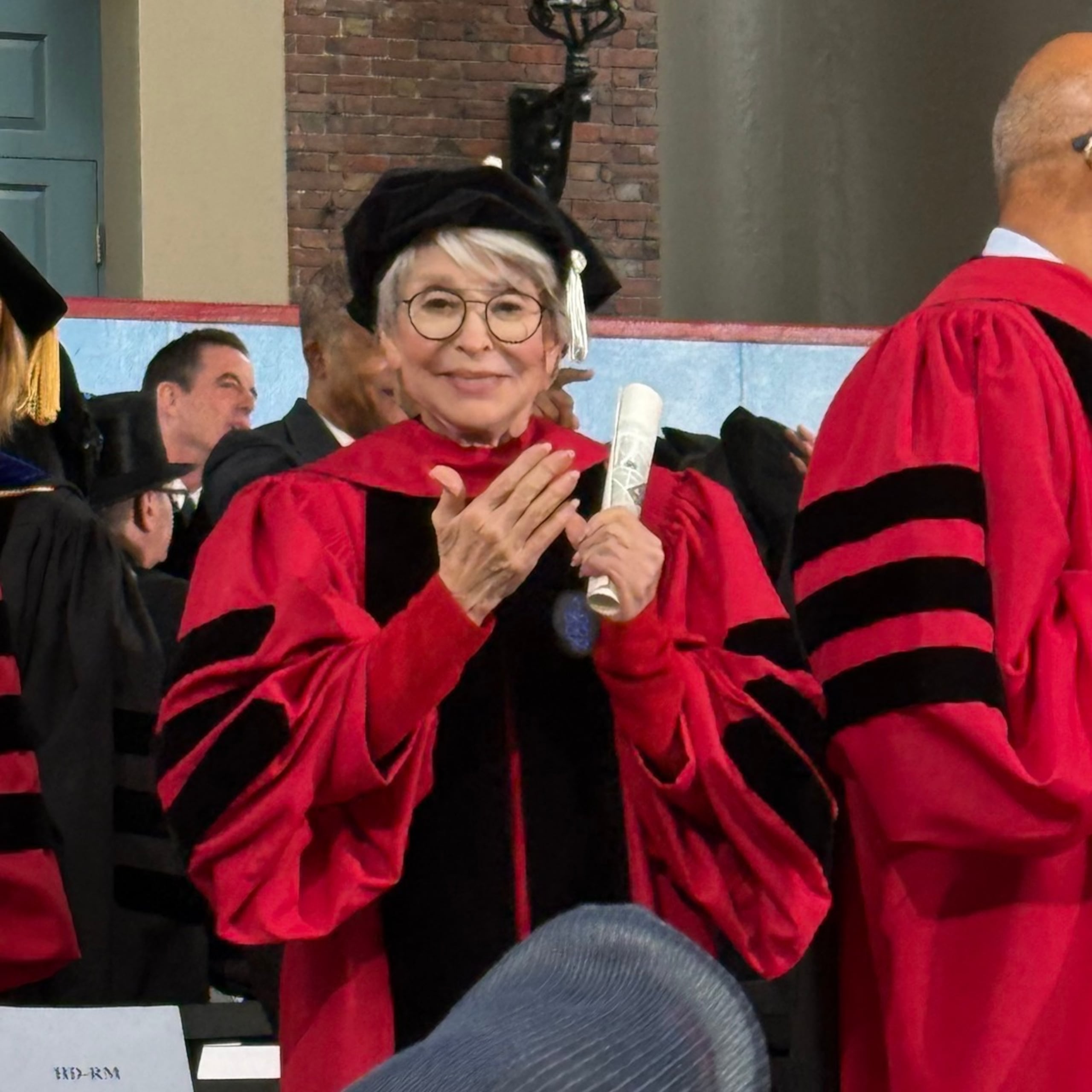 Rita Moreno recibió su titulo honorario en la ceremonia celebrada en la ciudad de Cambridge.