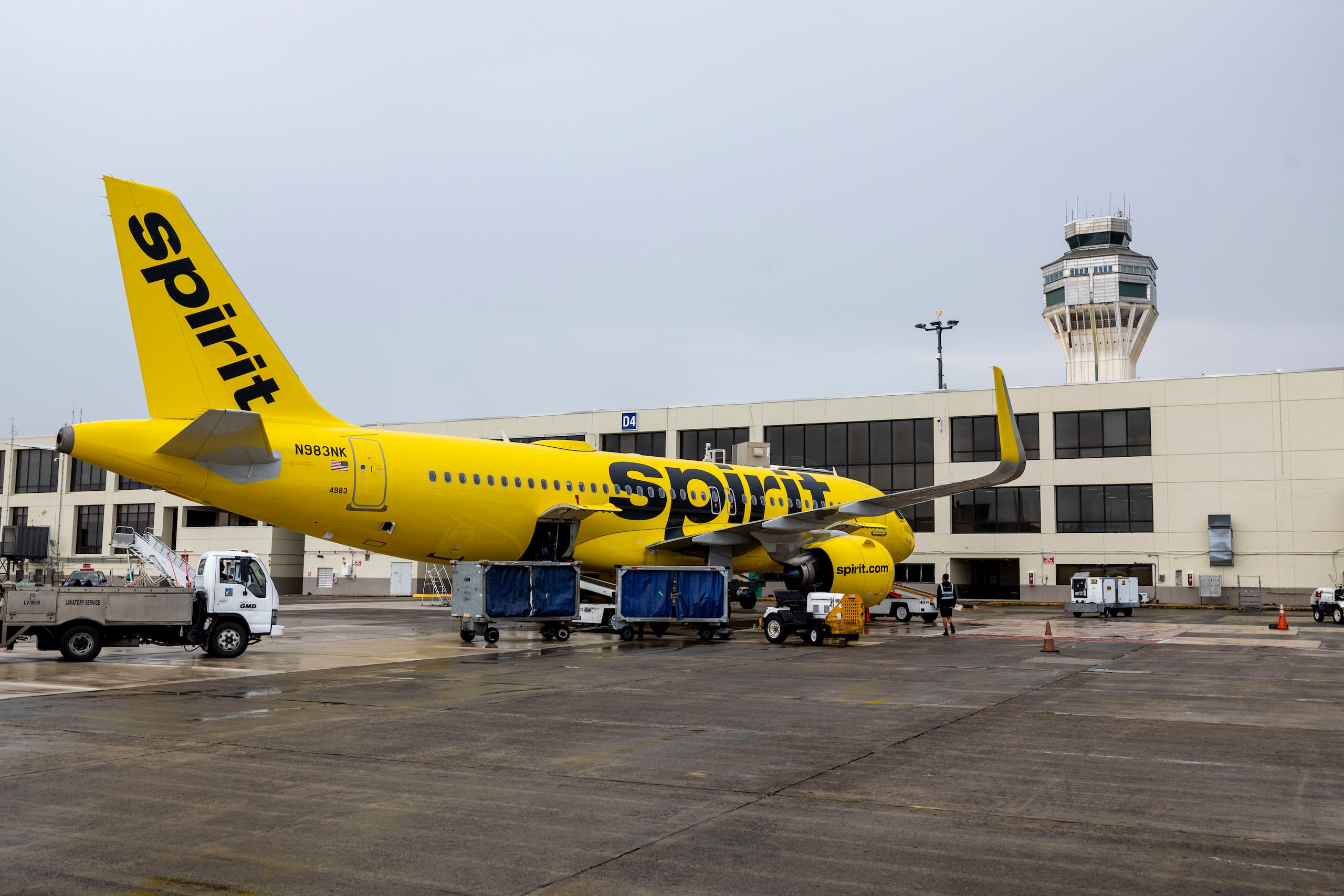 Avión de Spirit en una terminal en el aeropuerto internacional Luis Muñoz Marín. (Archivo / GFR Media)