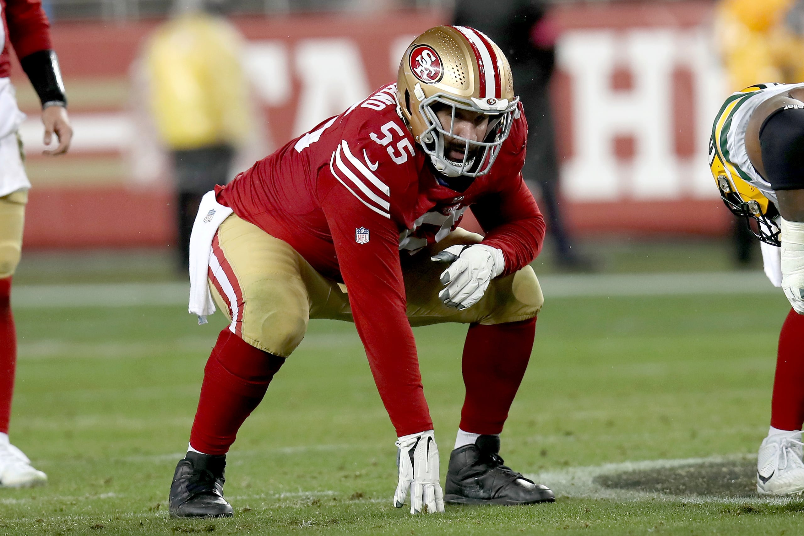 Jon 'Mongo' Feliciano (55) señaló a un compañero de equipo de los 49ers por haber errado en una jugada que parecía buena para un pase de anotación en el tiempo extra del Super Bowl.