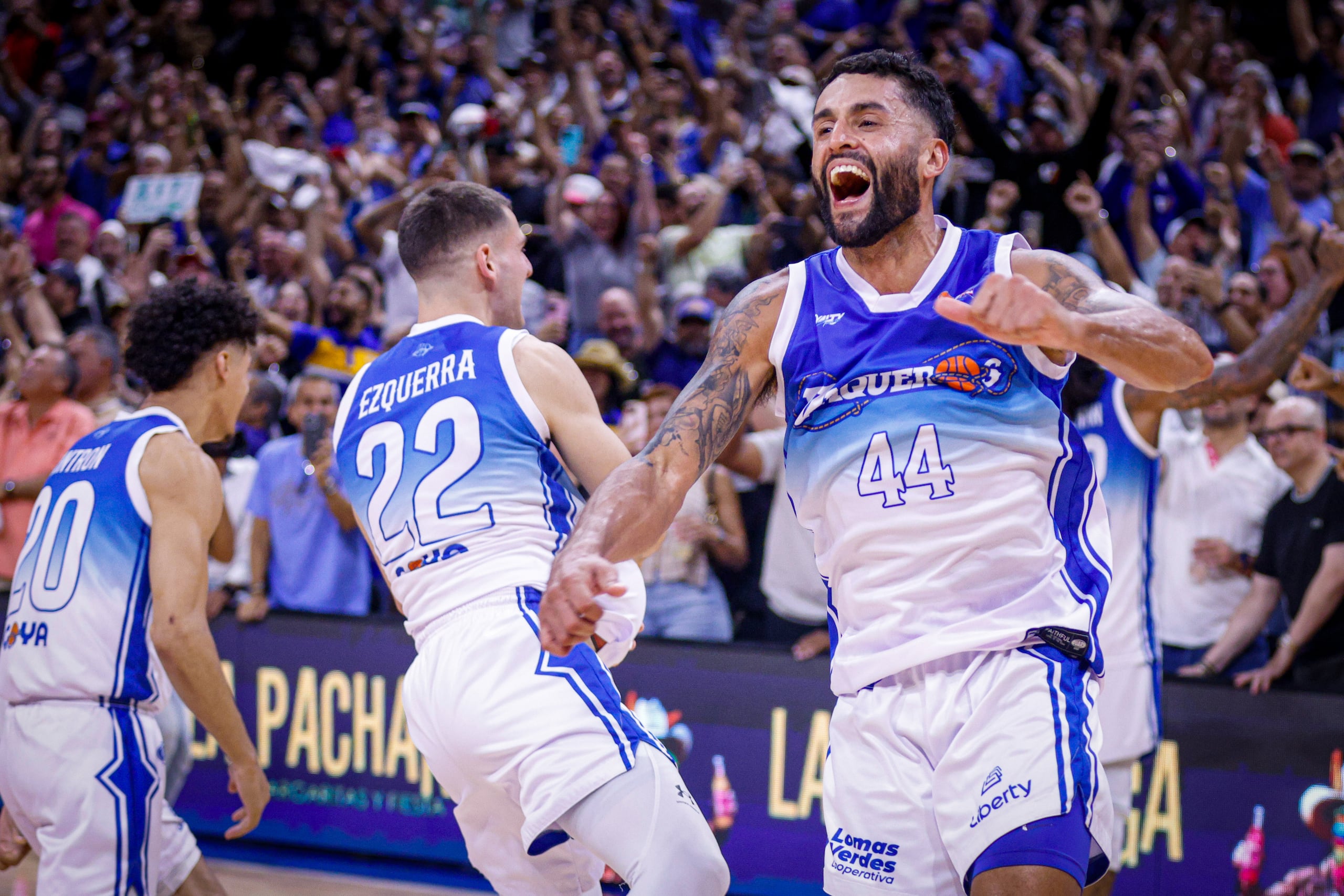 Javier Mojica y los Vaqueros celebran el campeonato número 17 de la franquicia.
