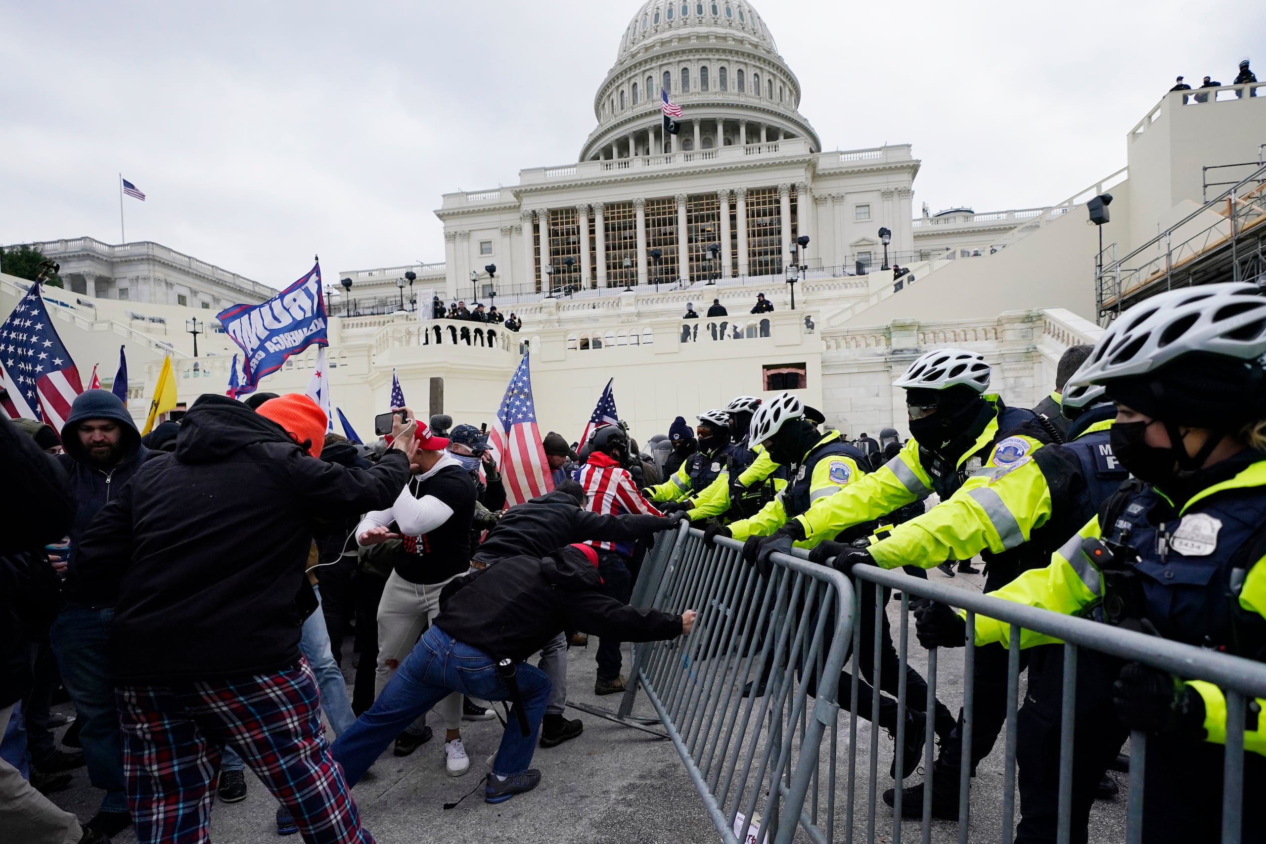 Insurrectos leales al entonces presidente Donald Trump tratan de romper una barrera policial el miércoles 6 de enero de 2021 en el Capitolio, en Washington.