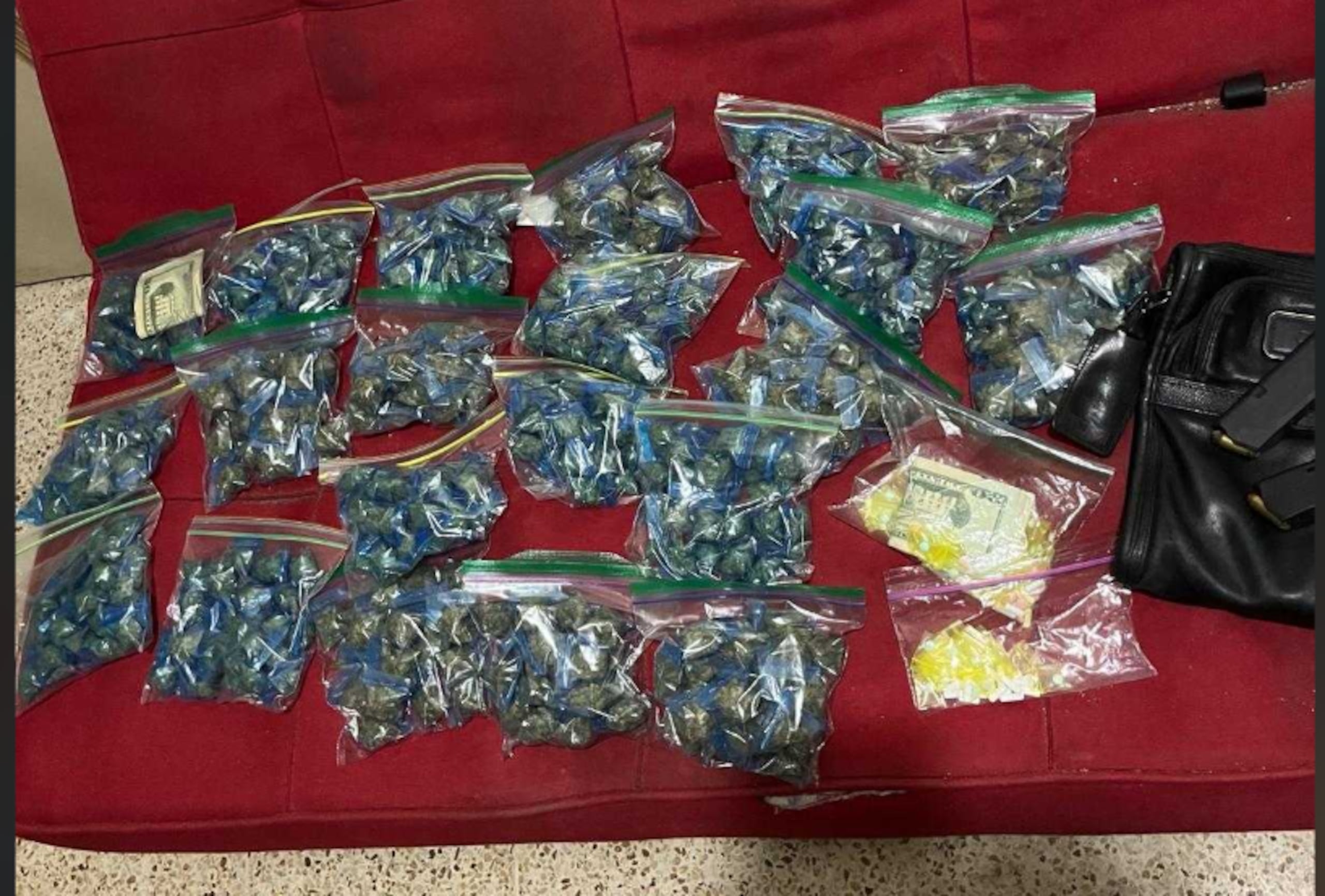 La Policía ocupó armas, sustancias controladas y dinero en efectivo.