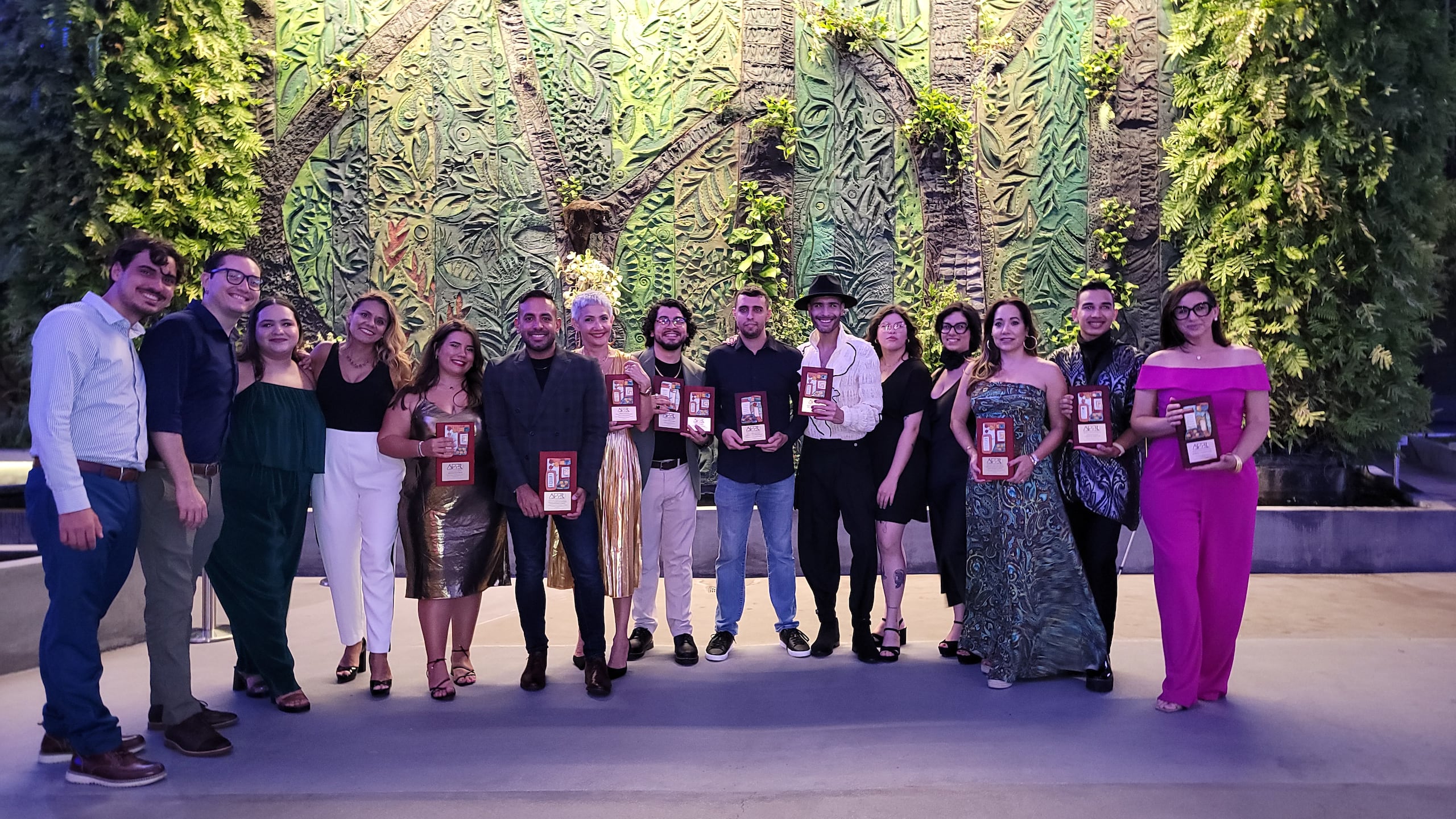 El grupo de periodistas de El Nuevo Día y Primera Hora celebra tras la premiación anual de la Asppro.