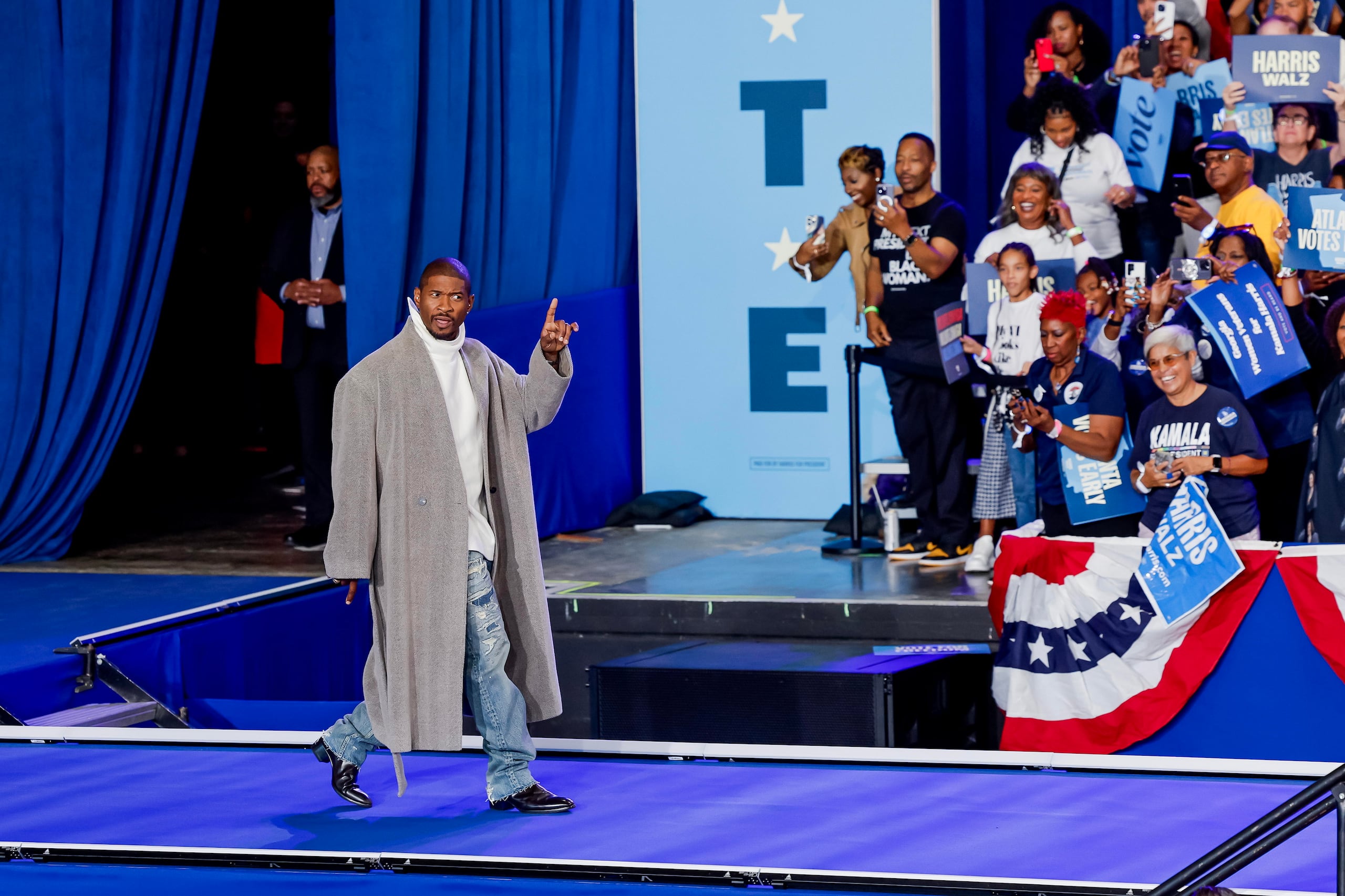El cantante estadounidense Usher llega para hablar en apoyo de la vicepresidenta estadounidense y candidata presidencial demócrata Kamala Harris durante un mitin de campaña en el Anfiteatro Lakewood en Atlanta, Georgia, el 19 de octubre de 2024. (EFE/ERIK S. MENOR)