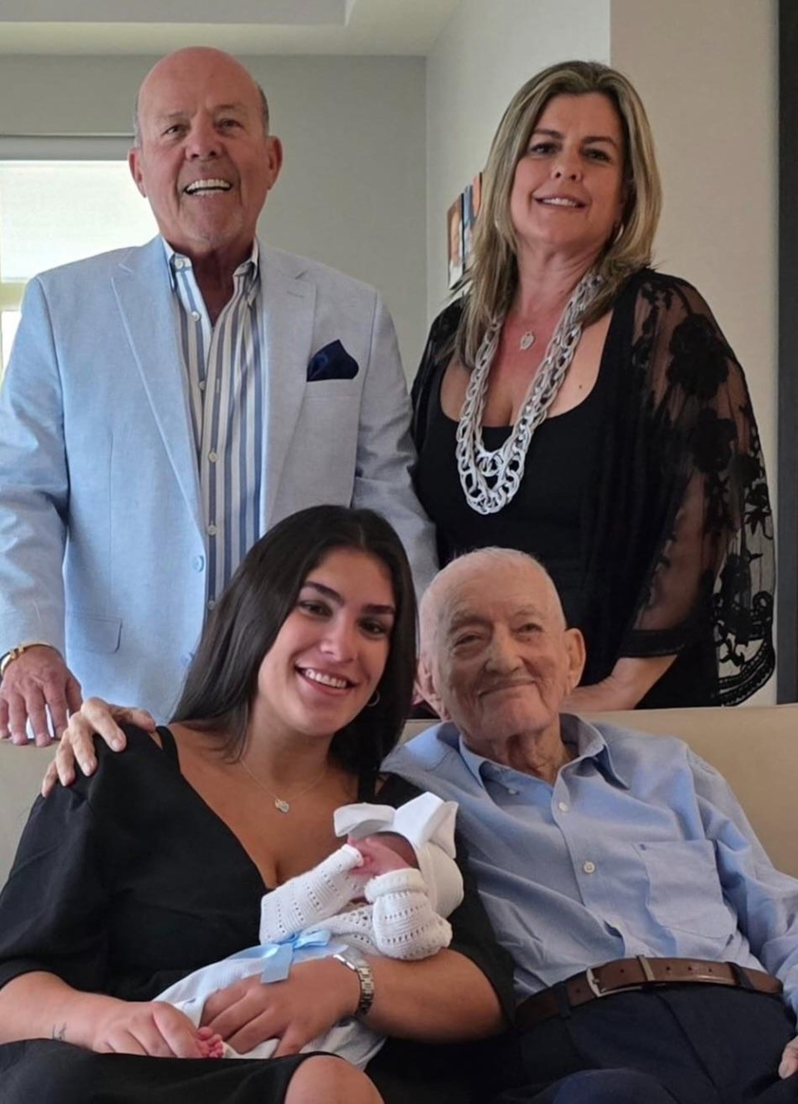 Don Ignacio, sentado, posa feliz con su hijo Manuel Saavedra y nieta Sarianne Saavedra, atrás, y su bisnieta Sarianna Angleró con su tataranieta Jimena Miranda en brazos.