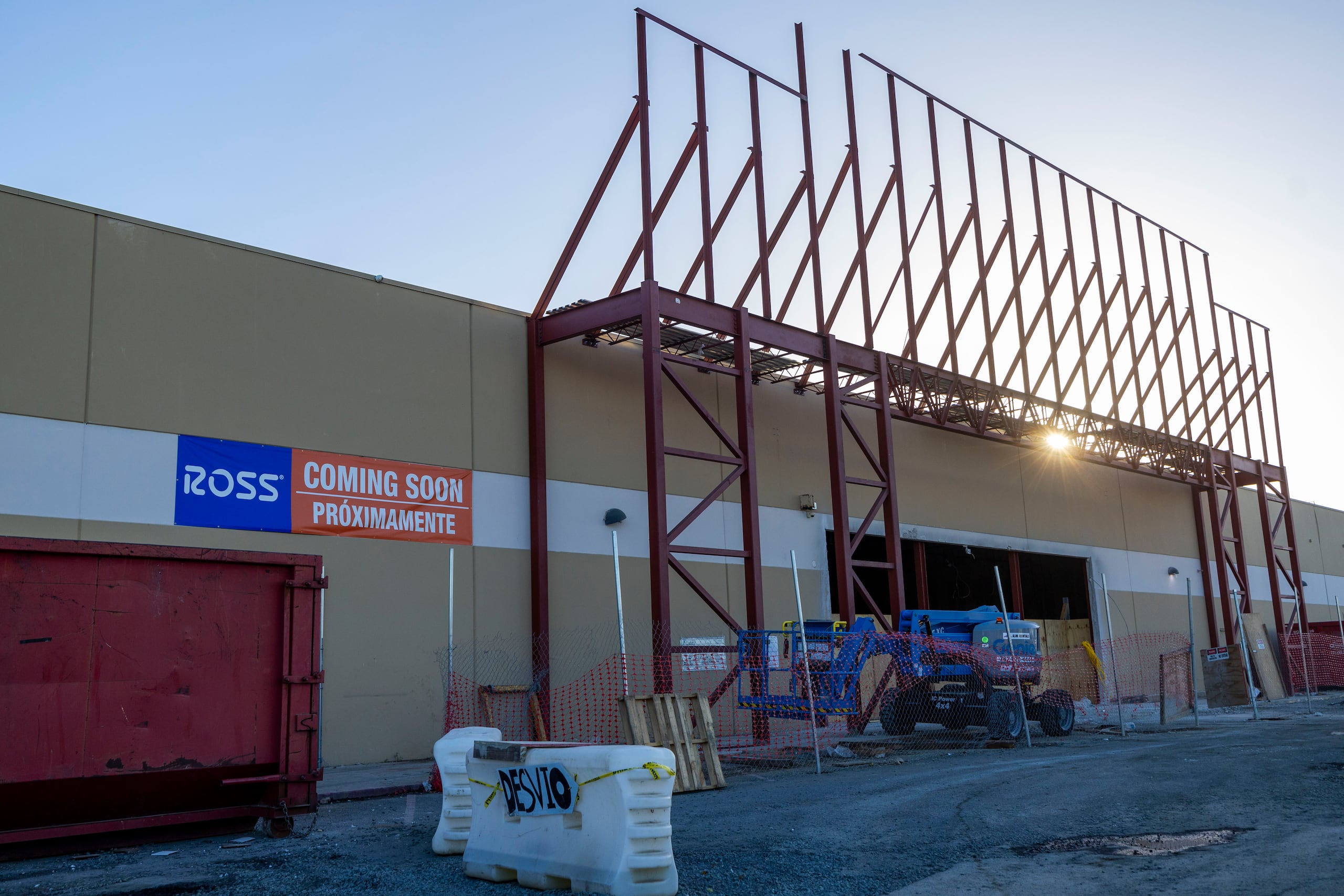 Foto de archivo de la construcción de la tienda ROSS en el centro comercial Los Colobos en Carolina. (FOTO:Ramon " Tonito " Zayas / GFR Media)