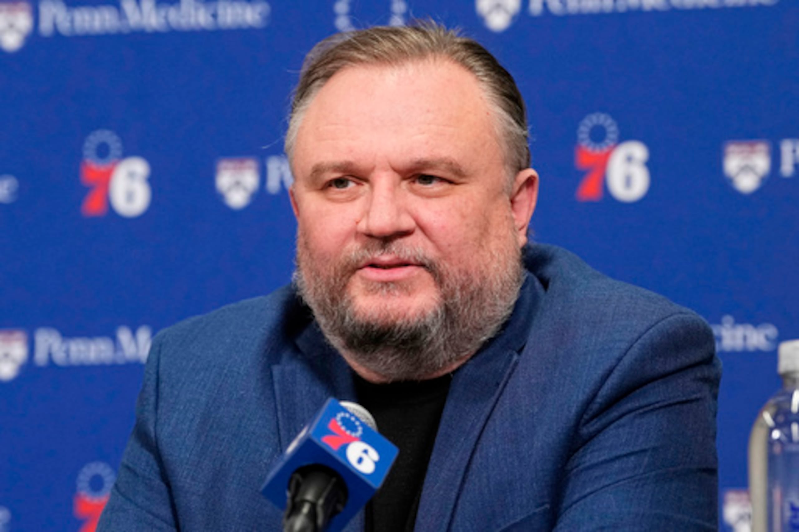 ARCHIVO - El presidente de operaciones de baloncesto de los Philadelphia 76ers, Daryl Morey, habla tras un partido de baloncesto de la NBA, el 13 de abril de 2025, en Filadelfia. (AP Photo/Matt Rourke, Archivo)