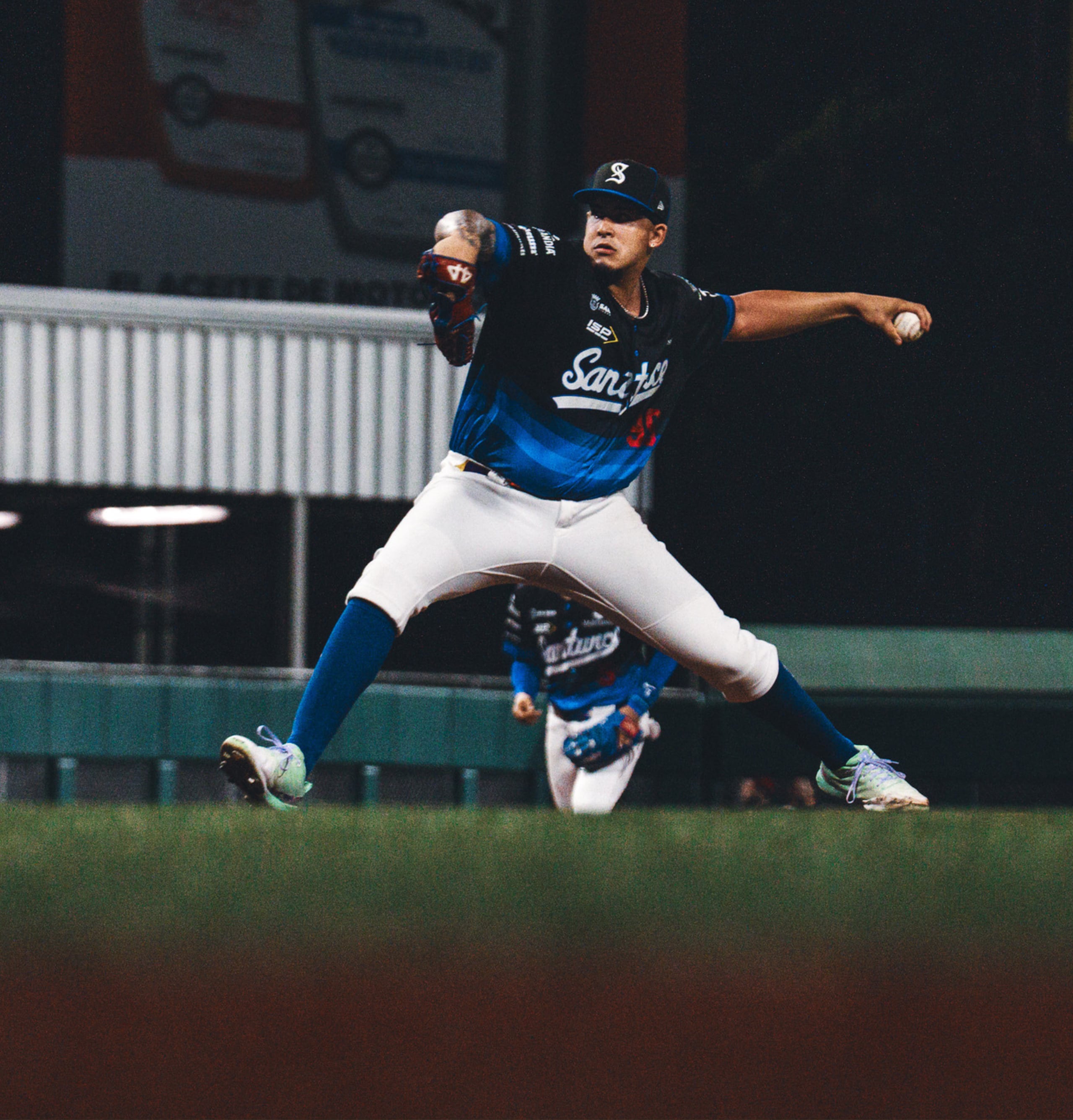 Eduardo Rivera, de los Cangrejeros de Santurce, durante el quinto juego de la semifinal A de la LBPRC contra los Criollos de Caguas.