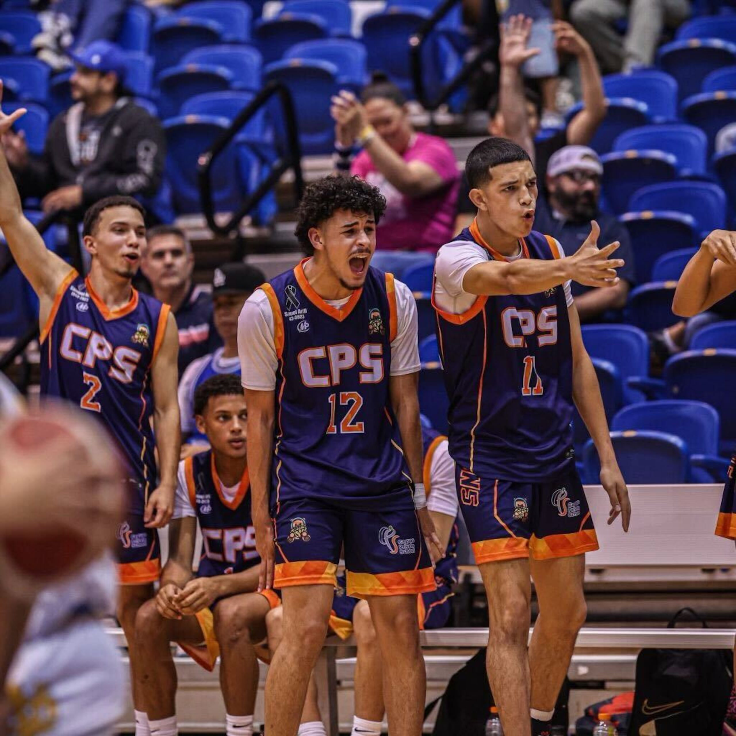 Jugadores de Caguas Private School celebran en la banca durante un partido de la fase regional del Top Ranked Buzzer Beater.