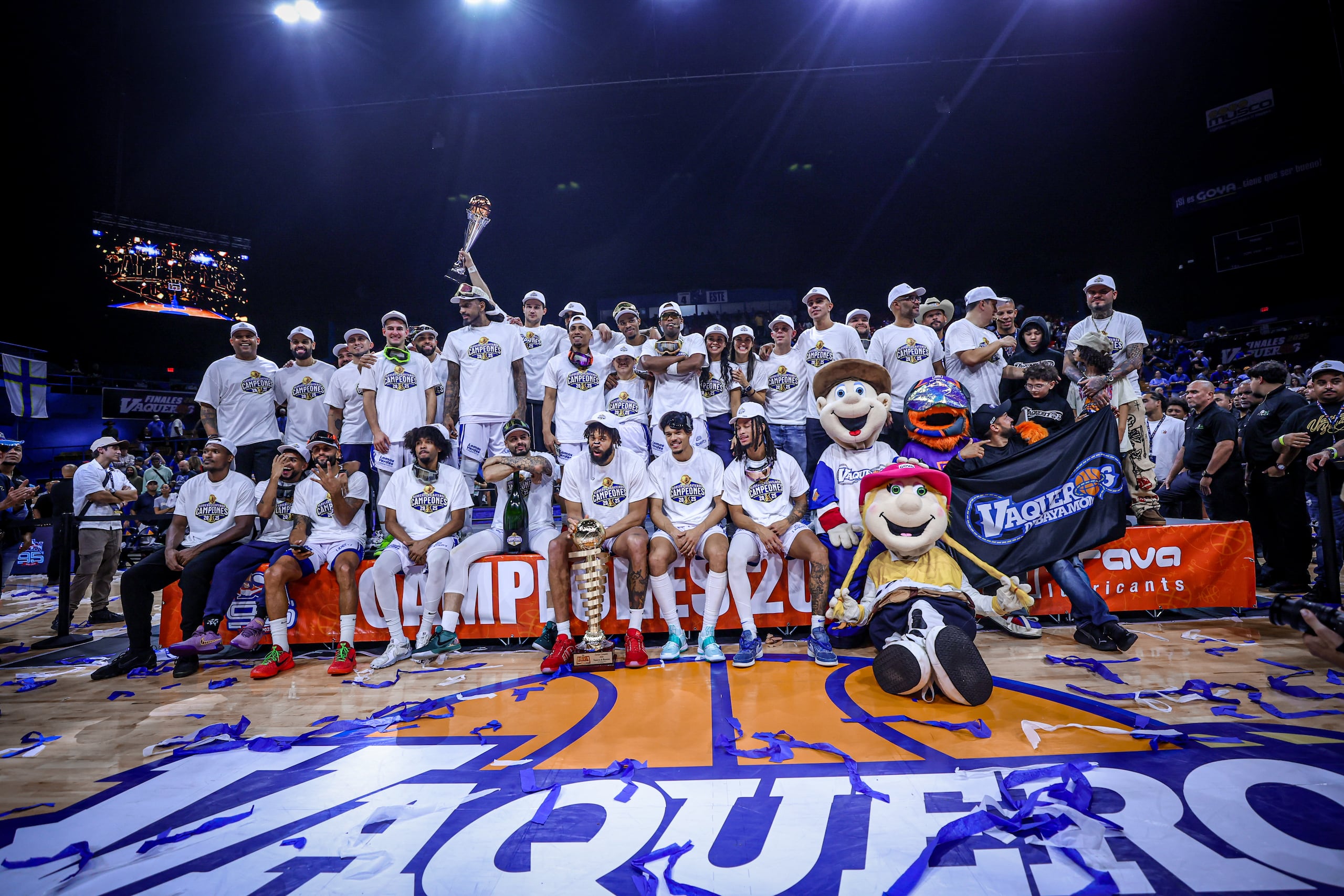 Los Vaqueros posan con el campeonato 2025 del BSN.