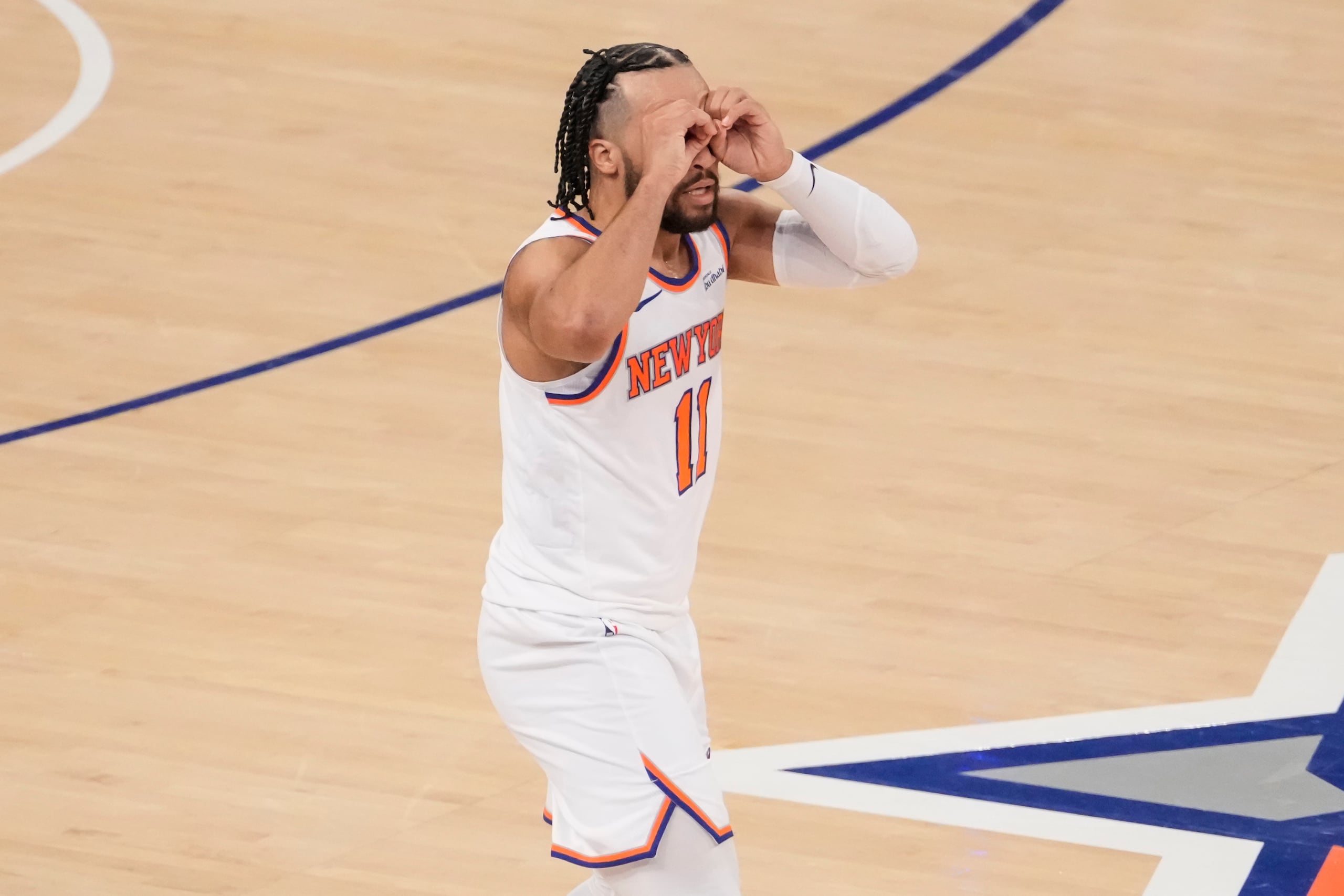 Jalen Brunson, de los Knicks de Nueva York, festeja tras anotar un triple ante los Cavaliers de Cleveland.