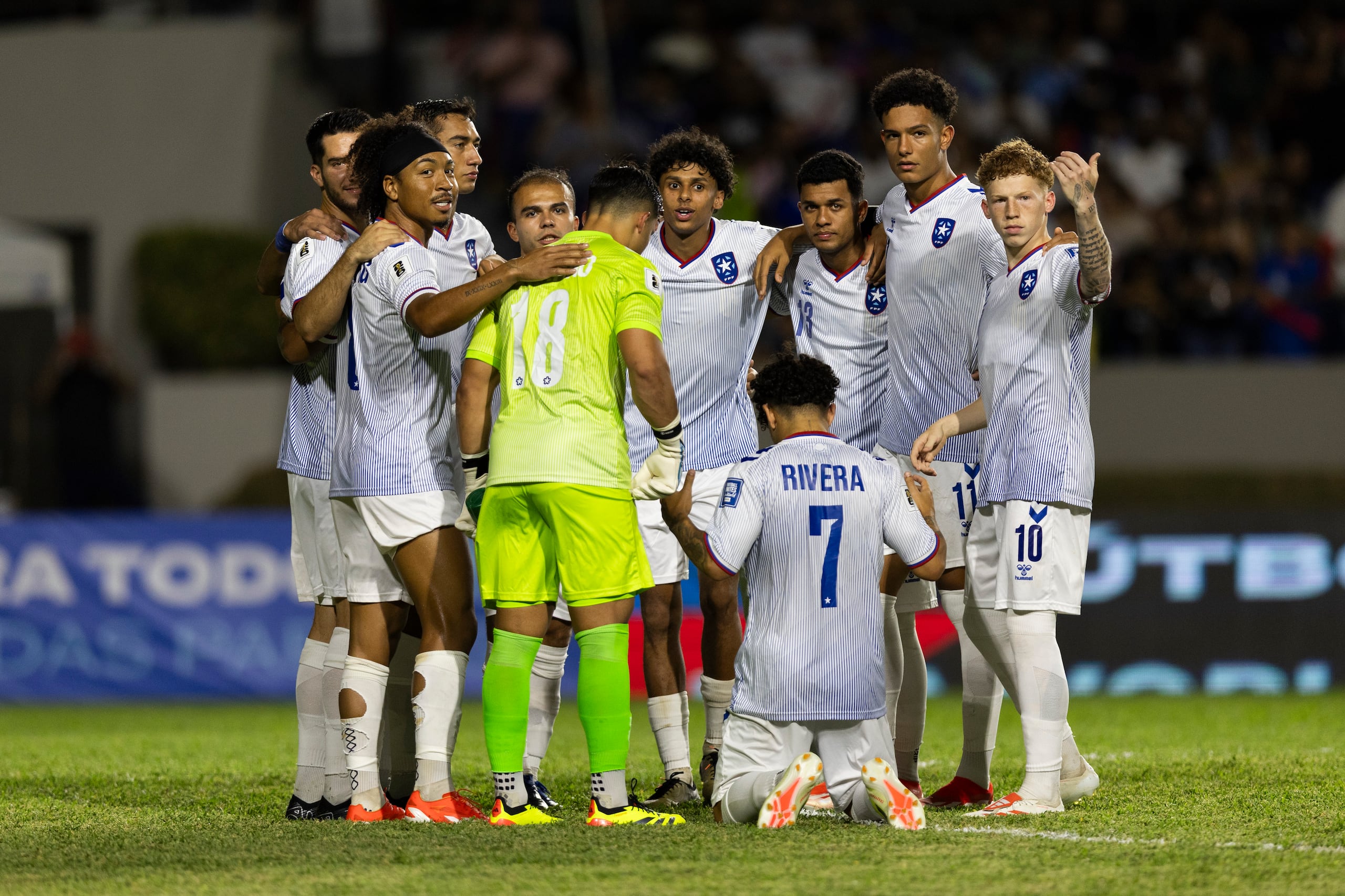 La Selección Nacional se reúne en el campo durante el juego contra Anguila en el Estadio Juan Ramón Loubriel.