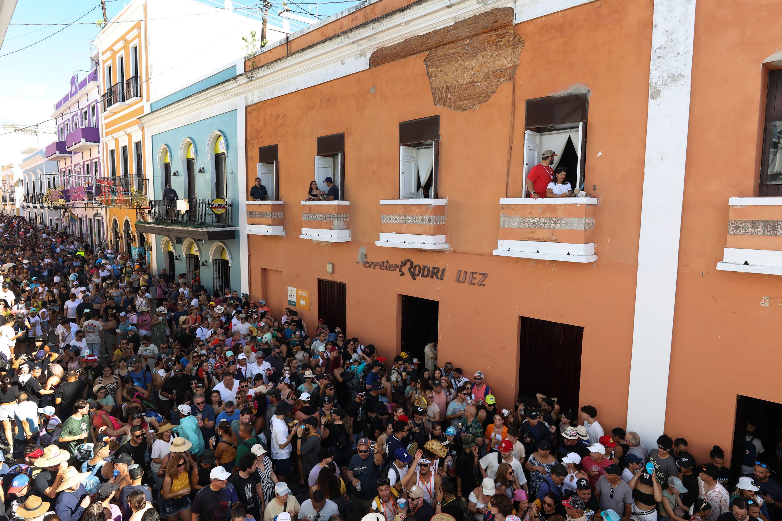 Las autoridades revelaron que entre jueves y viernes se atendieron unas 128 personas por diversos factores, como caídas, mareos o dificultad respiratoria. El sábado, las calles comenzaron a recibir personas desde las 8:00 a.m.