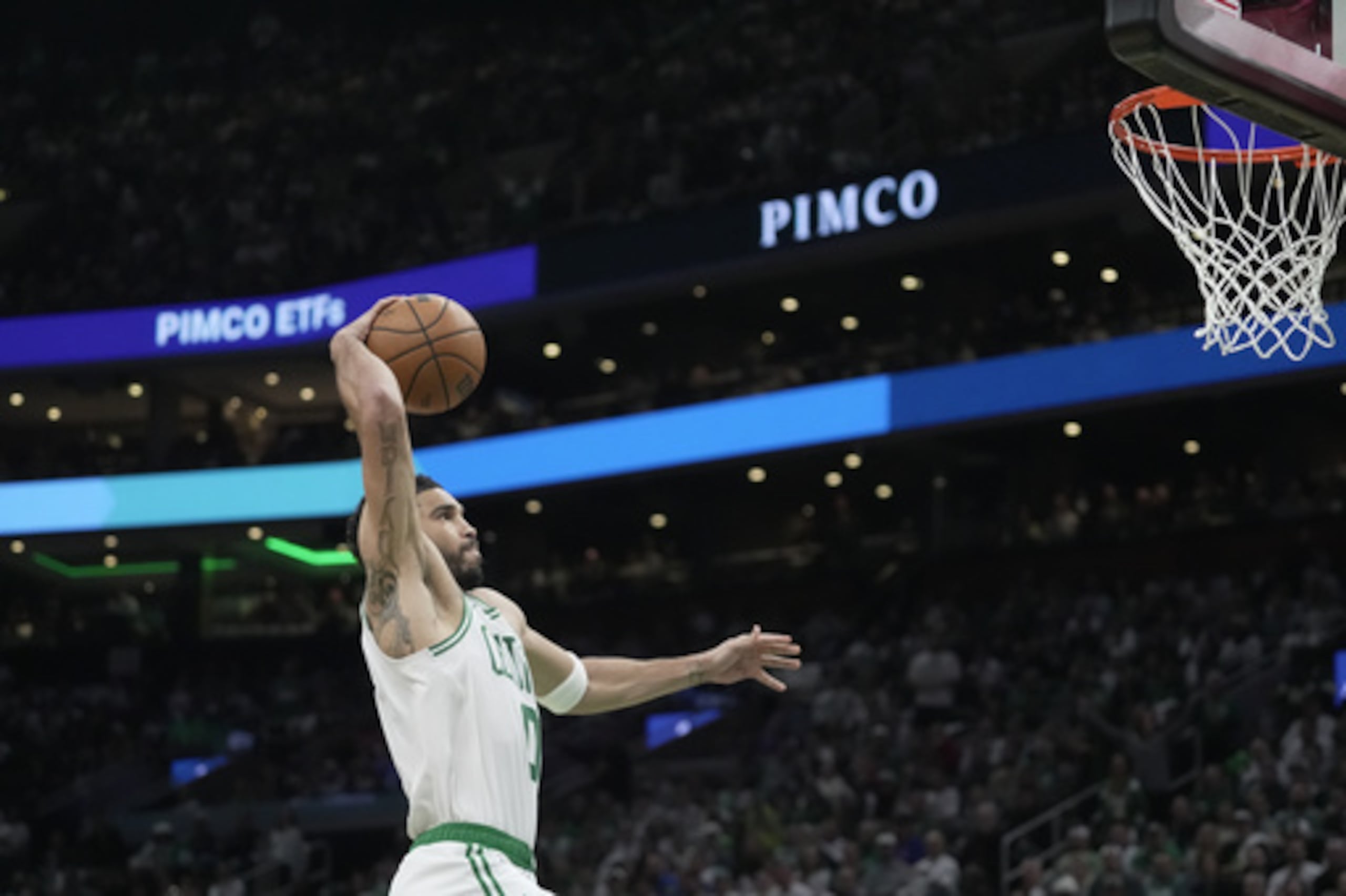El alero de los Boston Celtics Jayson Tatum donquea el balón contra los Philadelphia 76ers durante la primera mitad del primer partido de la primera ronda de los playoffs de la NBA, el domingo 19 de abril de 2026, en Boston. (AP Photo/Robert F. Bukaty)