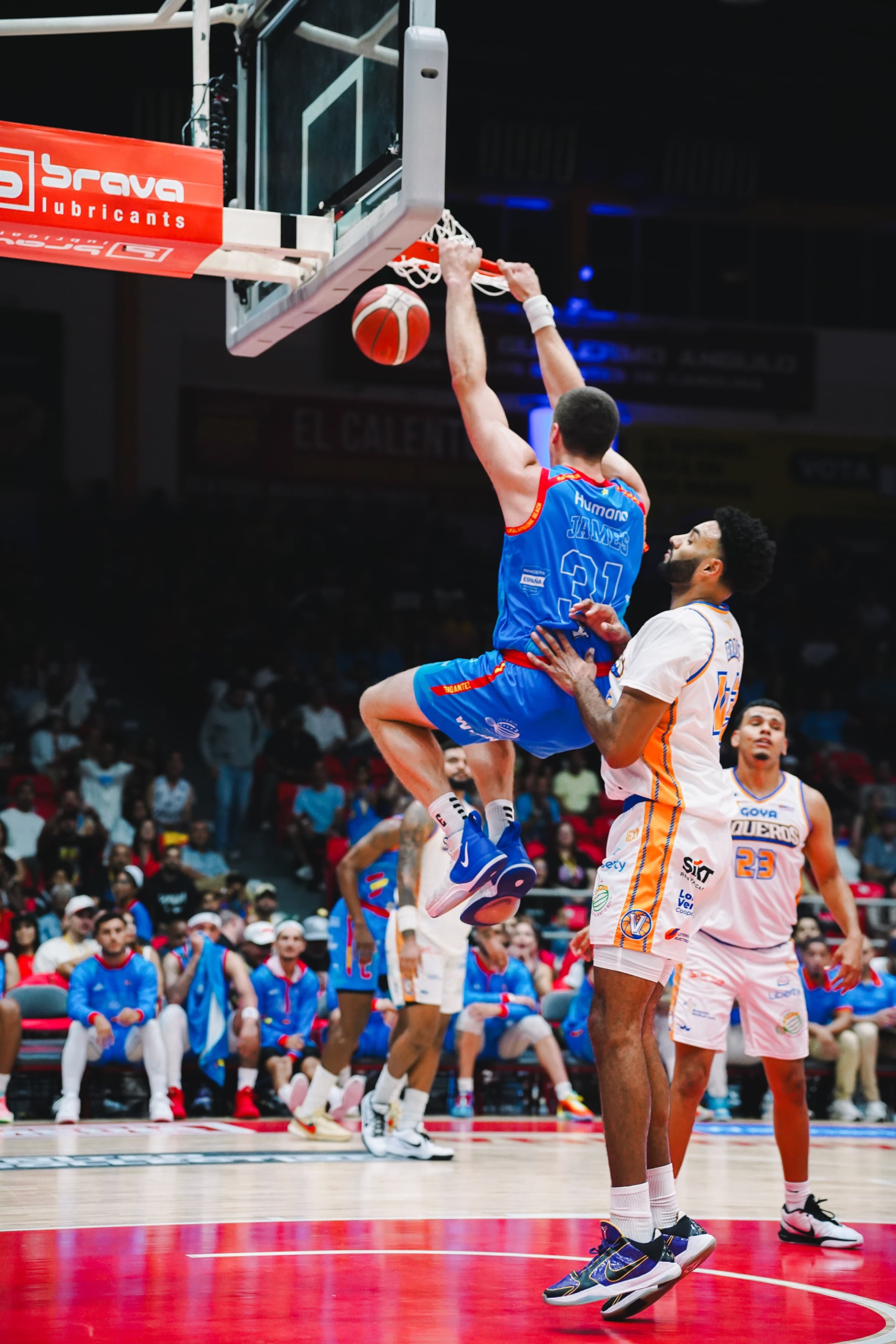 Scottie James logra un donqueo para los Gigantes de Carolina.
