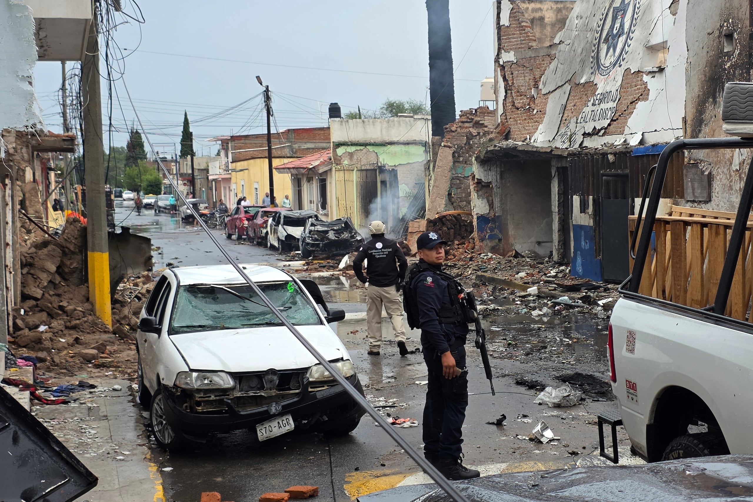 Agentes de policía se encuentran frente a una comisaría municipal dañada tras la explosión de un coche bomba durante la noche en Ojocaliente, en el estado de Zacatecas (México), el lunes 31 de agosto de 2026. (Foto AP/Eduardo Pesci)