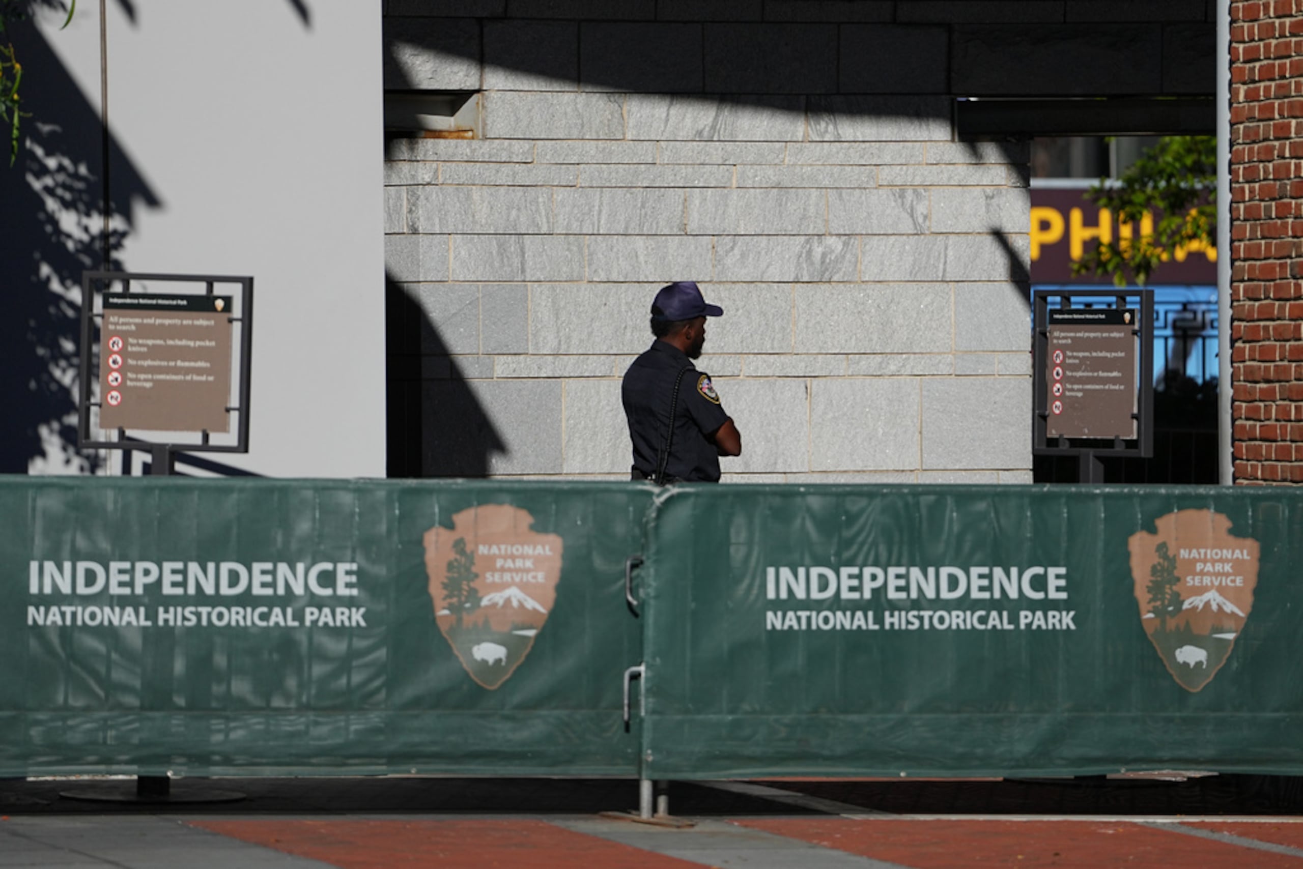 Un guardia se encuentra en la entrada del Centro de la Campana de la Libertad, que está cerrado debido al cierre del gobierno, el 1 de octubre de 2025, en Filadelfia.