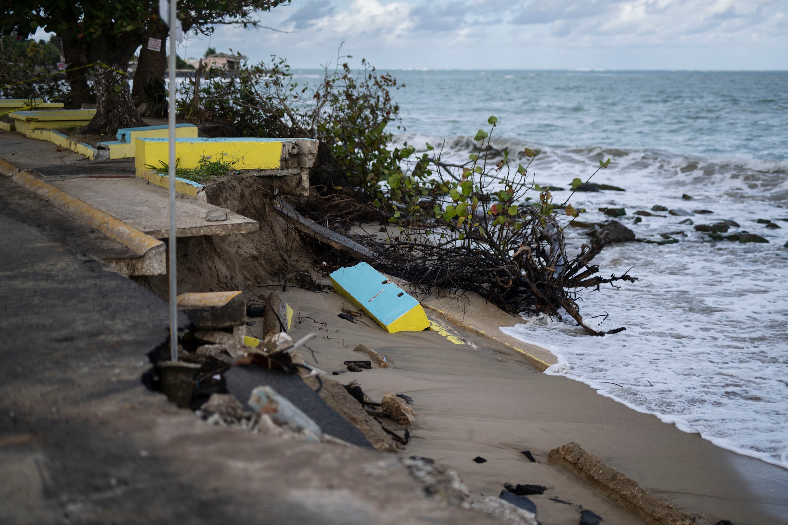 14 de enero de 2025. Loíza, PR. END/PR HOY. Recorrido por la calle 10 del sector Parcelas Suárez de Loíza, donde se han registrado daños costeros por un episodio de fuertes marejadas suscitado el pasado fin de semana, y que se podría agravar de cara a otro evento durante el día de mañana, miércoles. FOTO POR: Carlos Rivera Giusti/GFR Media.
Loíza, Parcelas Suárez, Costa, Erosión, Marejadas