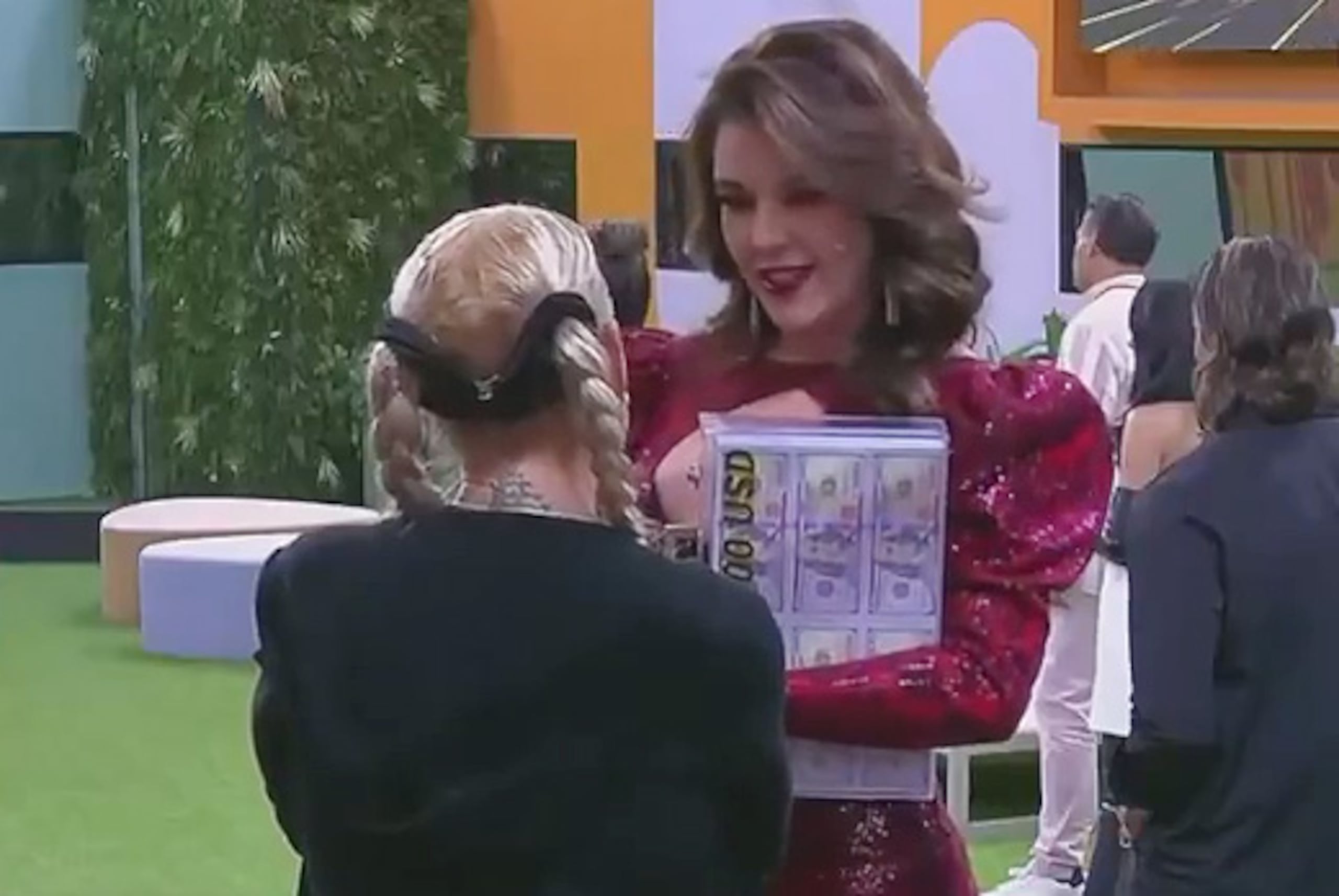 Alicia Machado y Niurka Marcos (de espaldas) en La casa de los famosos: All-Stars