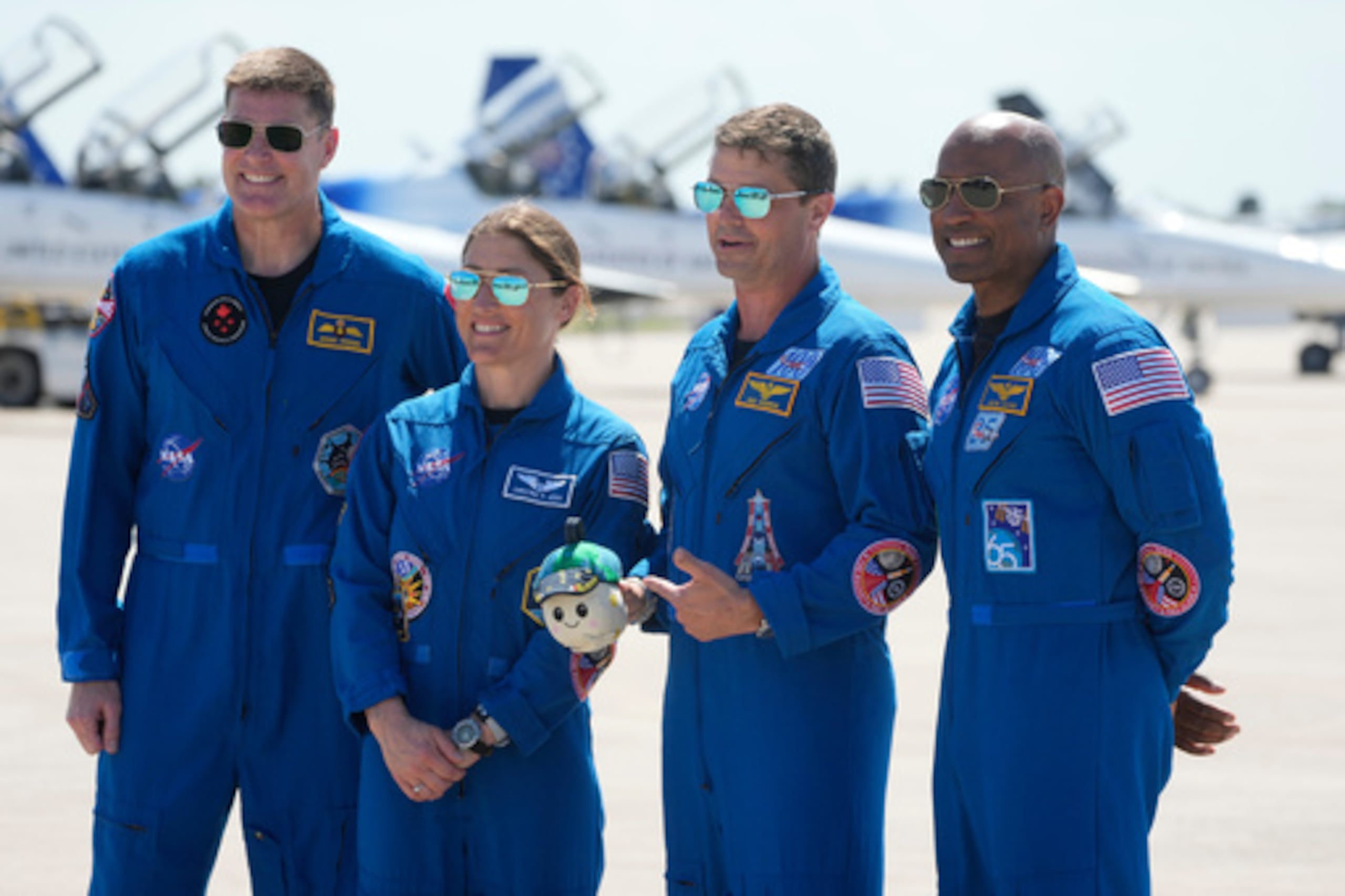 Los miembros de la tripulación del Artemis 2, de izquierda a derecha, Jeremy Hansen, de Canadá, Christina Koch, comandante Reid Wiseman, y el piloto Victor Glover posan para una foto tras la llegada de la tripulación al Centro Espacial Kennedy el viernes 27 de marzo de 2026, en Cabo Cañaveral, Florida (AP Photo/Chris O'Meara).