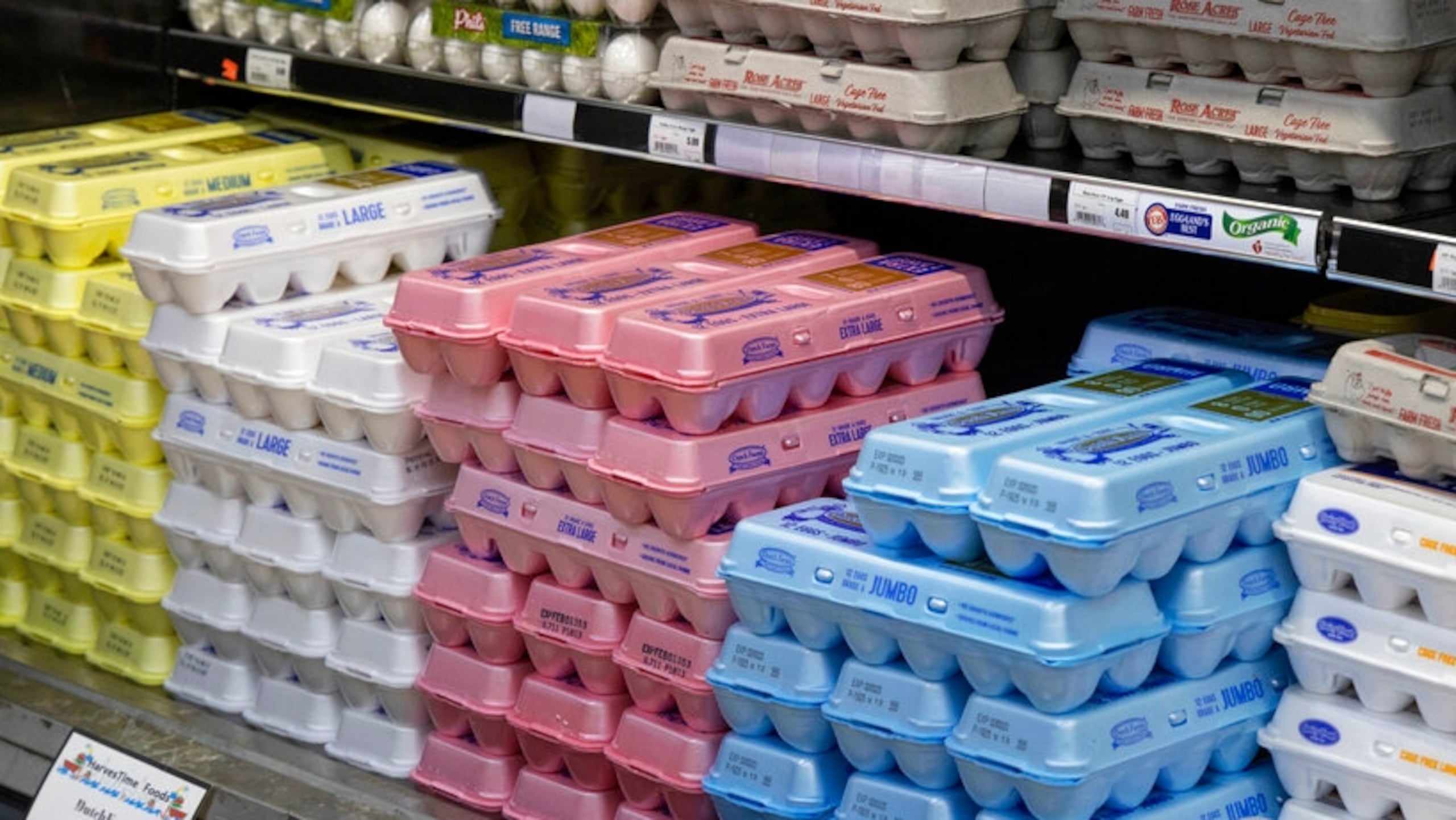 Cartones de huevo en una tienda de HarvesTime Foods, el jueves 5 de enero de 2023, en Chicago.