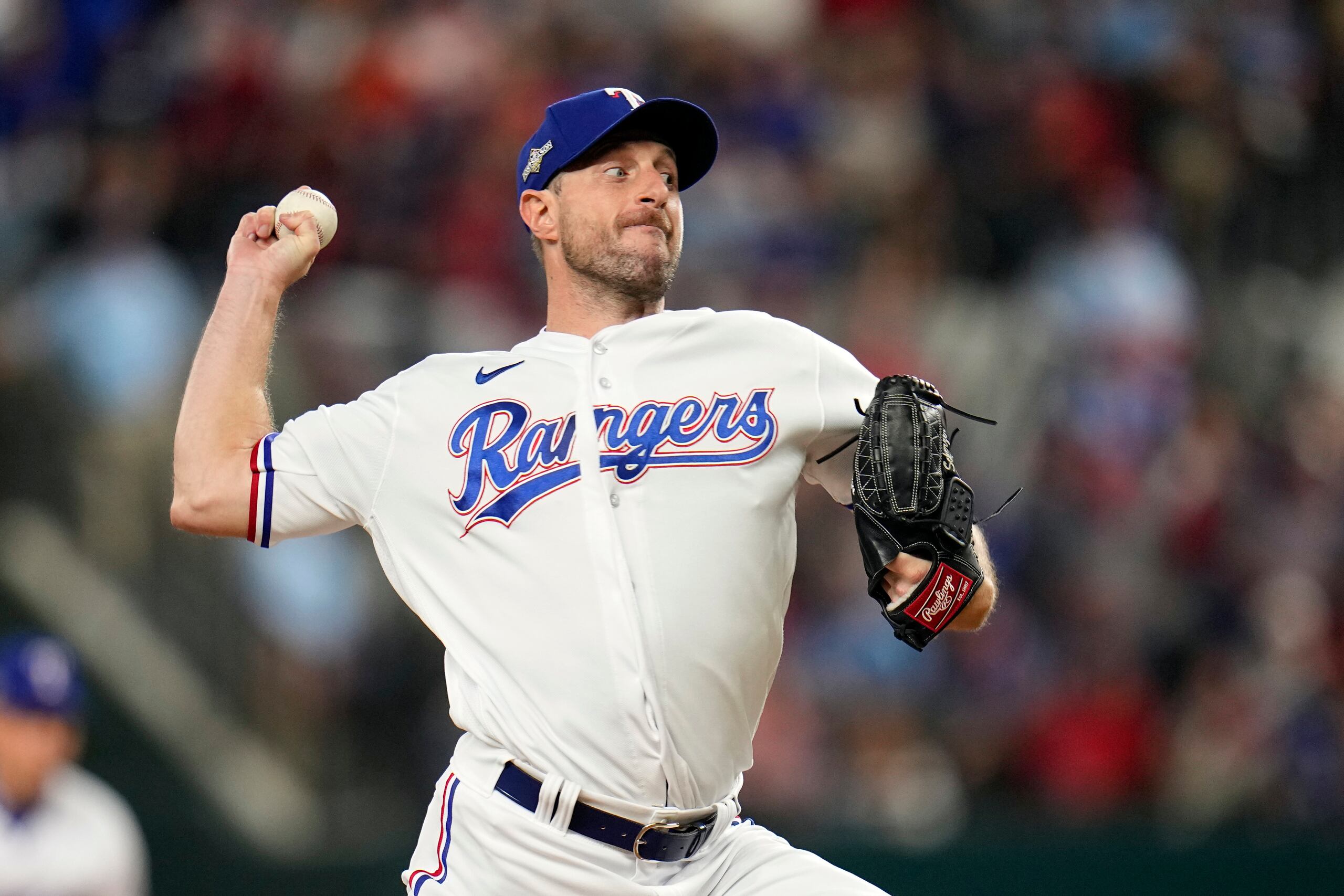 Max Scherzer, lanzador de los Rangers de Texas, lanza en contra de los Astros de Houston durante la primera entrada del Juego 3 de la Serie de Campeonato de la Liga Americana.