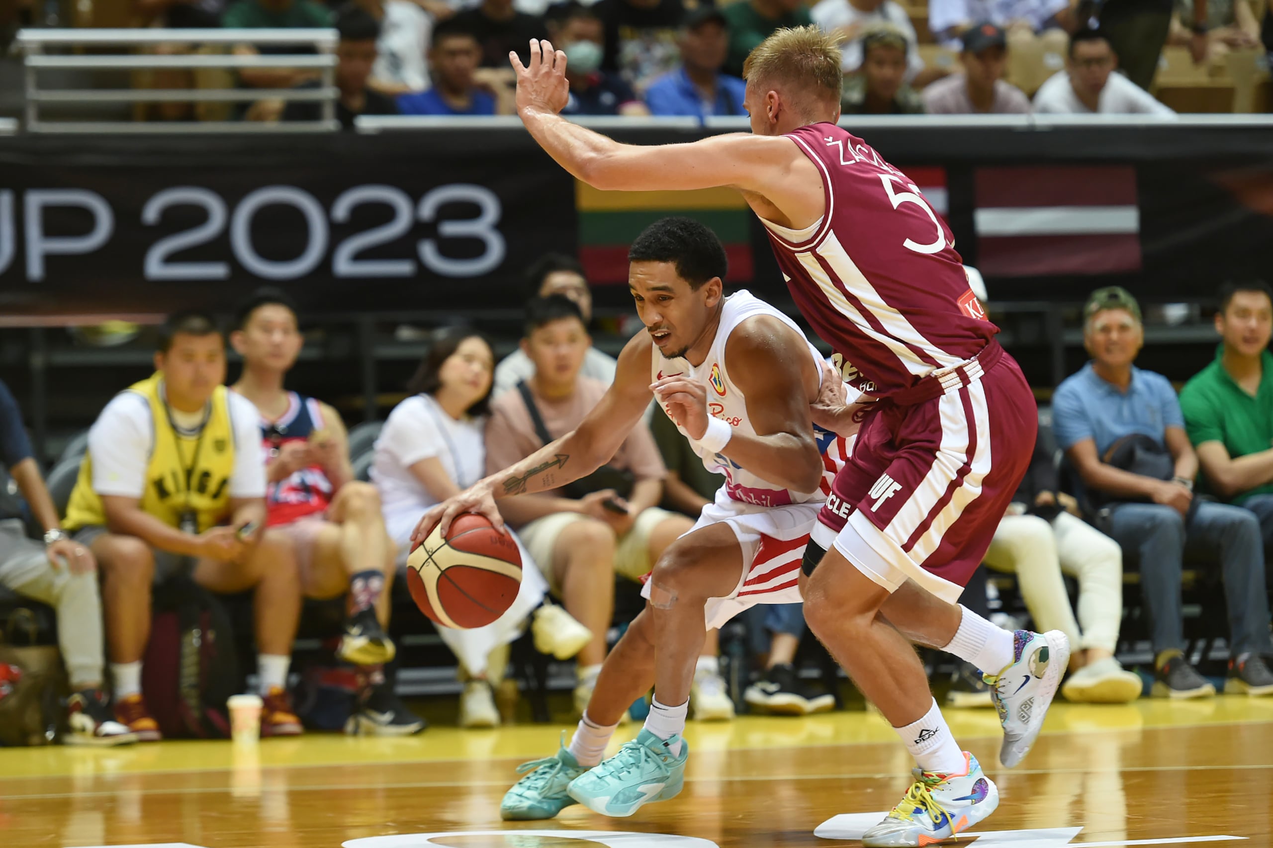 Tremont Waters, de Puerto Rico, intenta dejar atrás la defensa de Arturs Zagars de Letonia.