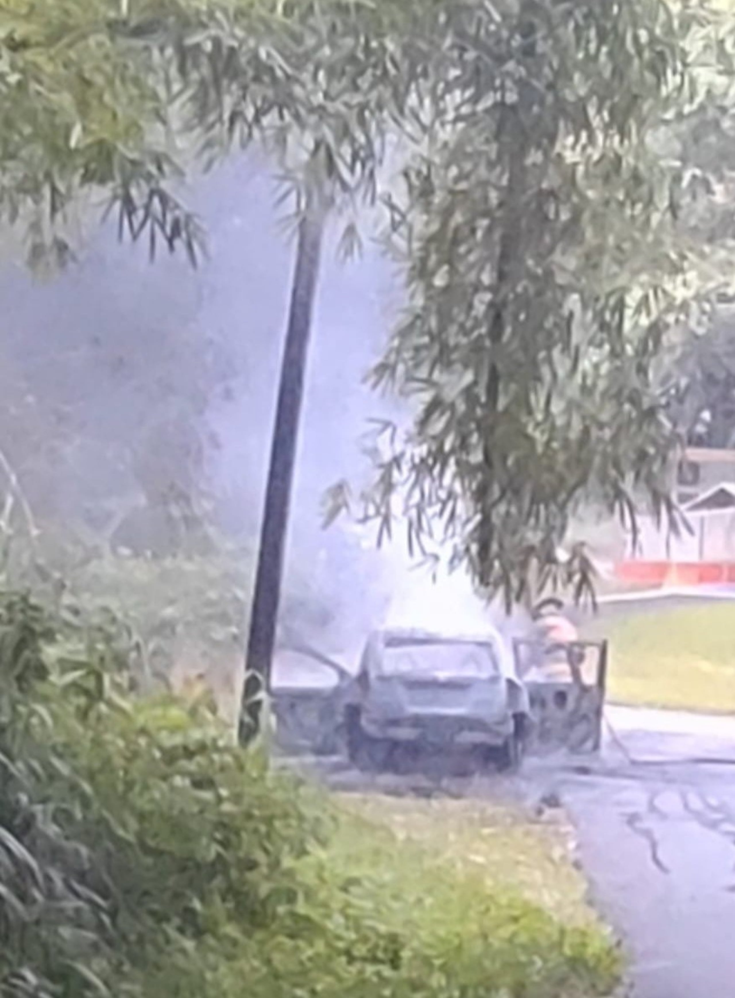 Imagen de una guagua incendiada que pudo haber utilizada por los gatilleros que asesinaron a un hombre en el estacionamiento de una empresa de cannabis en Humacao.