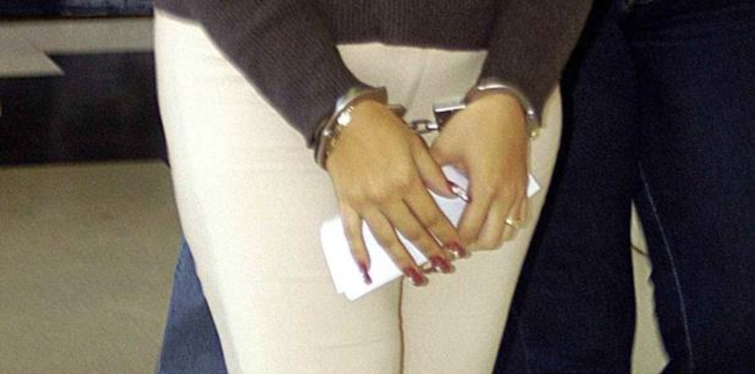 La foto muestra a una mujer esposada. (Archivo)