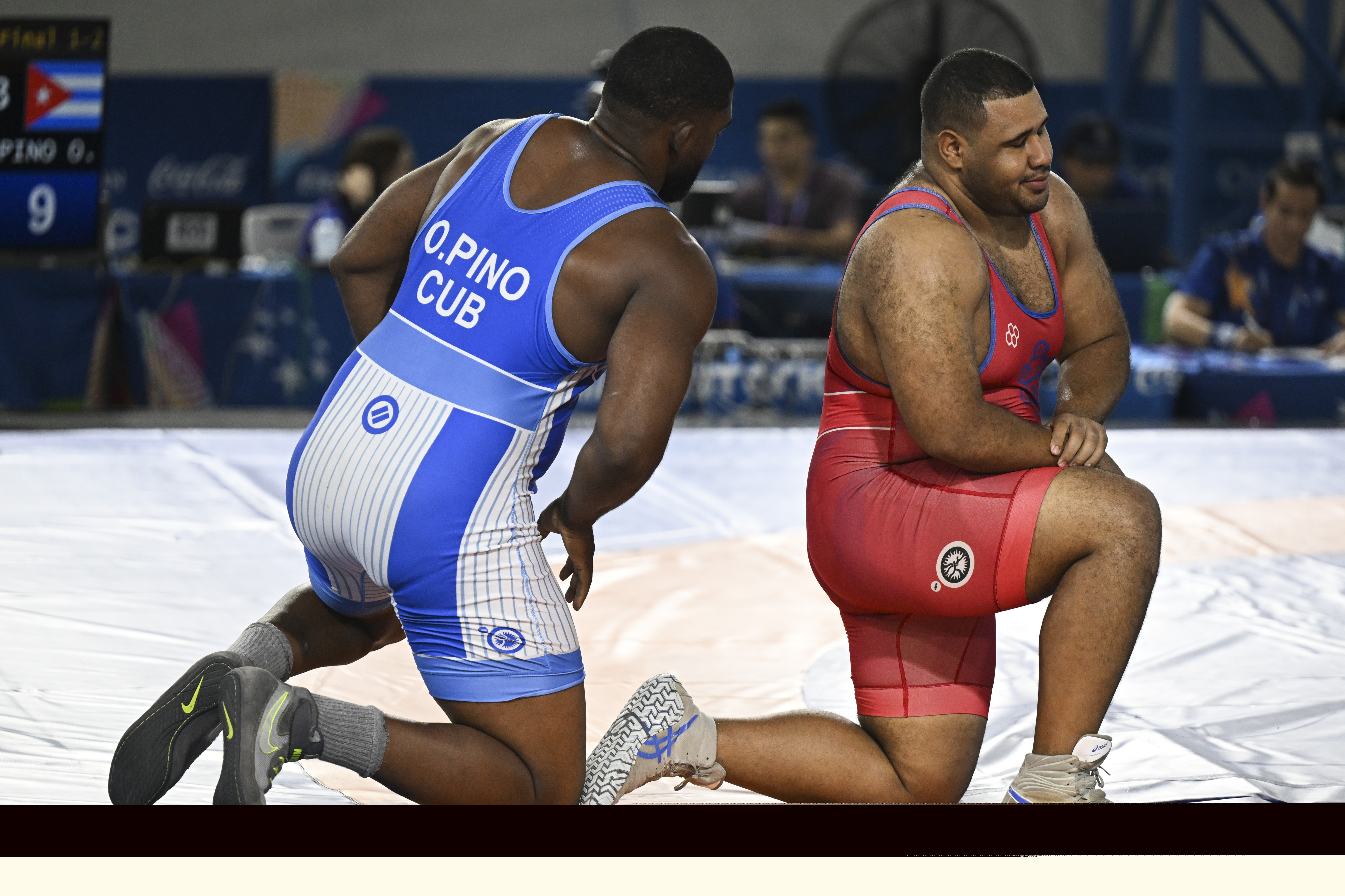 Edgardo López (derecha) logra medalla de plata en los 130 kg de lucha grecorromana.