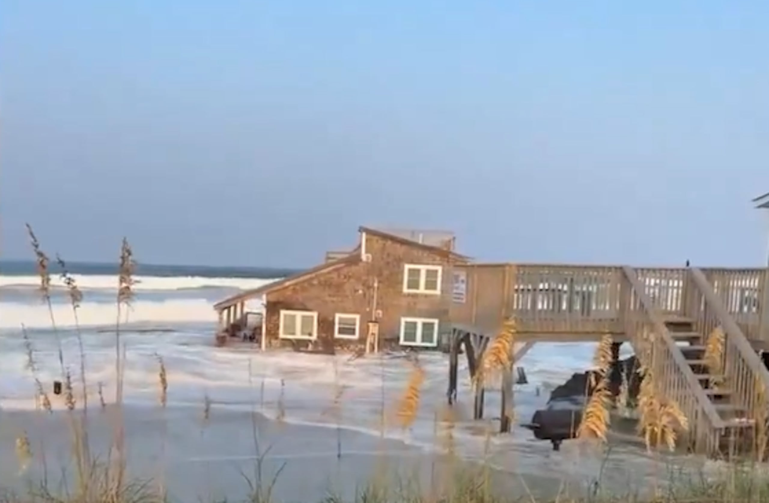 Residencia colapsada por marejada en Carolina del Norte (Fotocaptura)