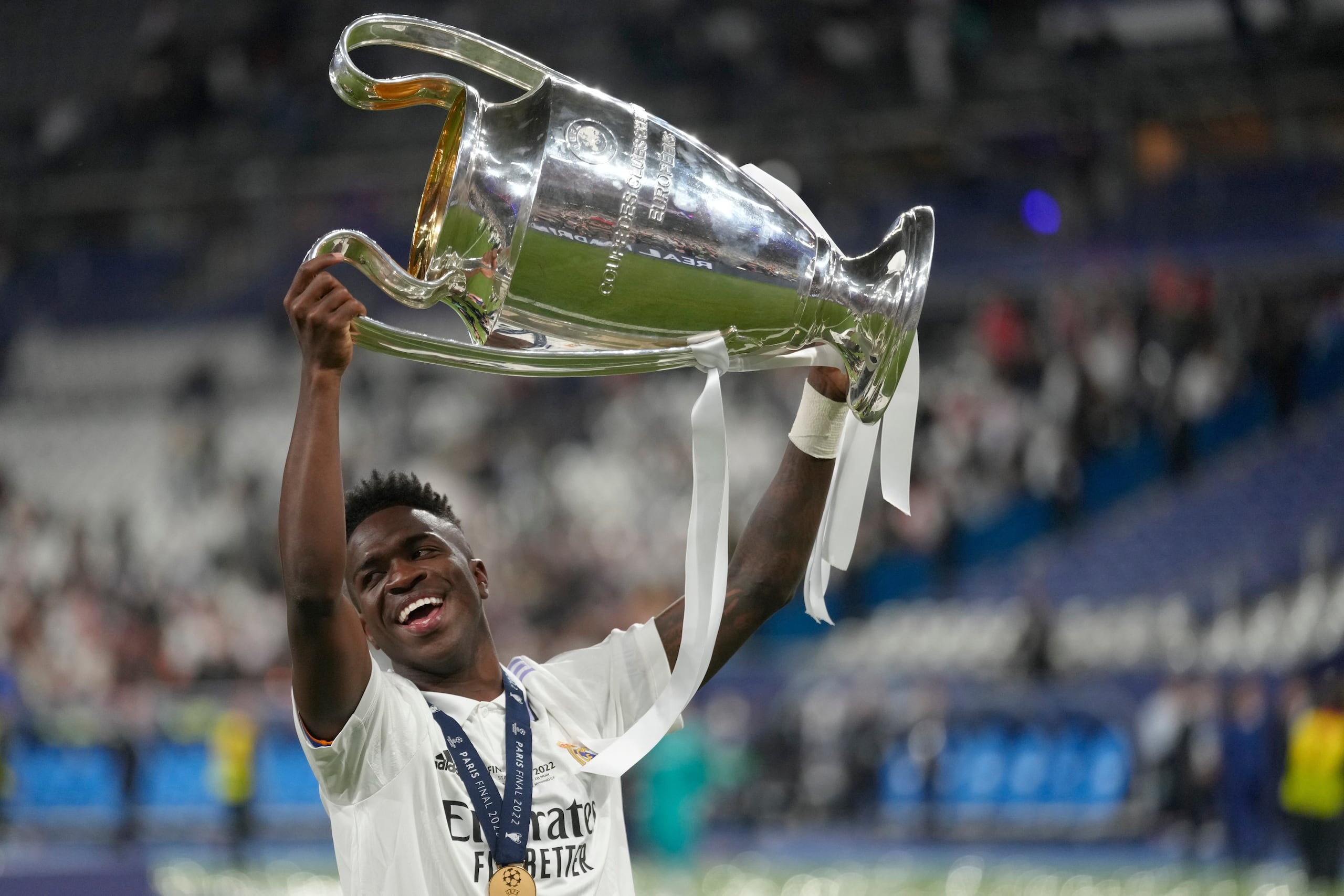 Vinícius Júnior, del Real Madrid, levanta la Copa de Europa tras ayudar al Real Madrid a ganar la final de la Liga de Campeones contra el Liverpool en 2022.