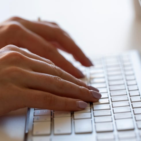 FOTOS: Los empleos que podrían desaparecer o pagar menos por la inteligencia artificial este 2026