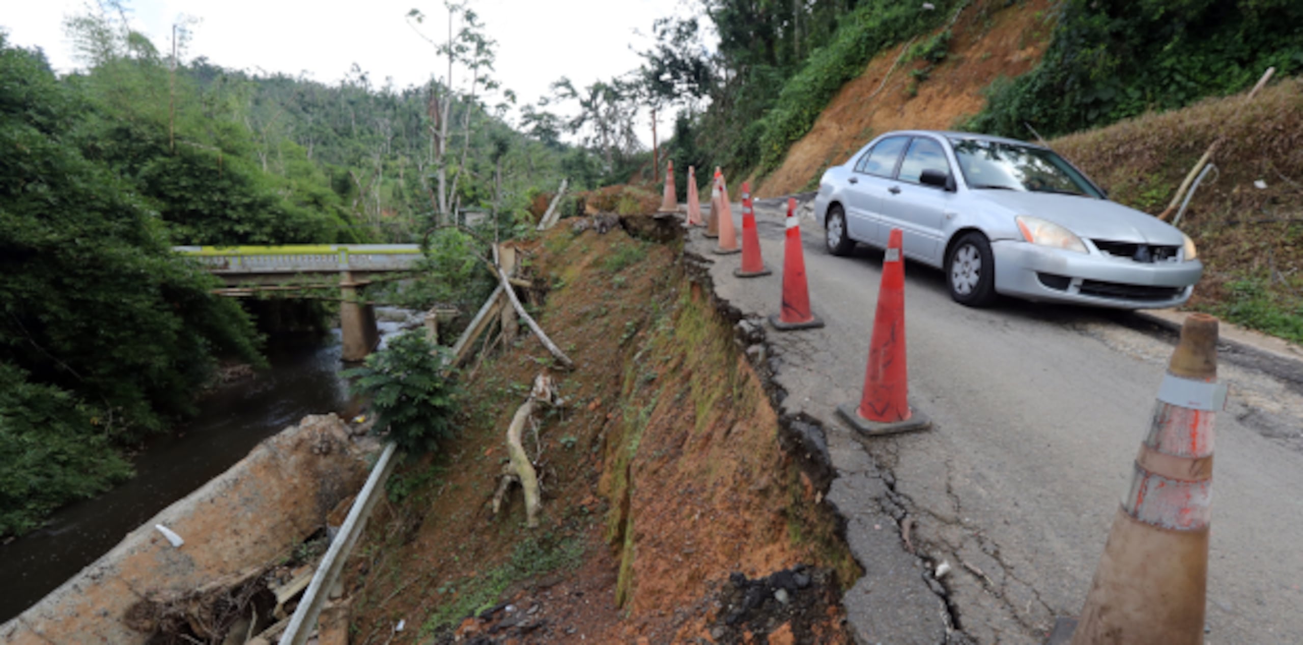 El huracán María provocó deslizamientos, puentes caídos, e incluso desprendimiento en la montaña. (Archivo)