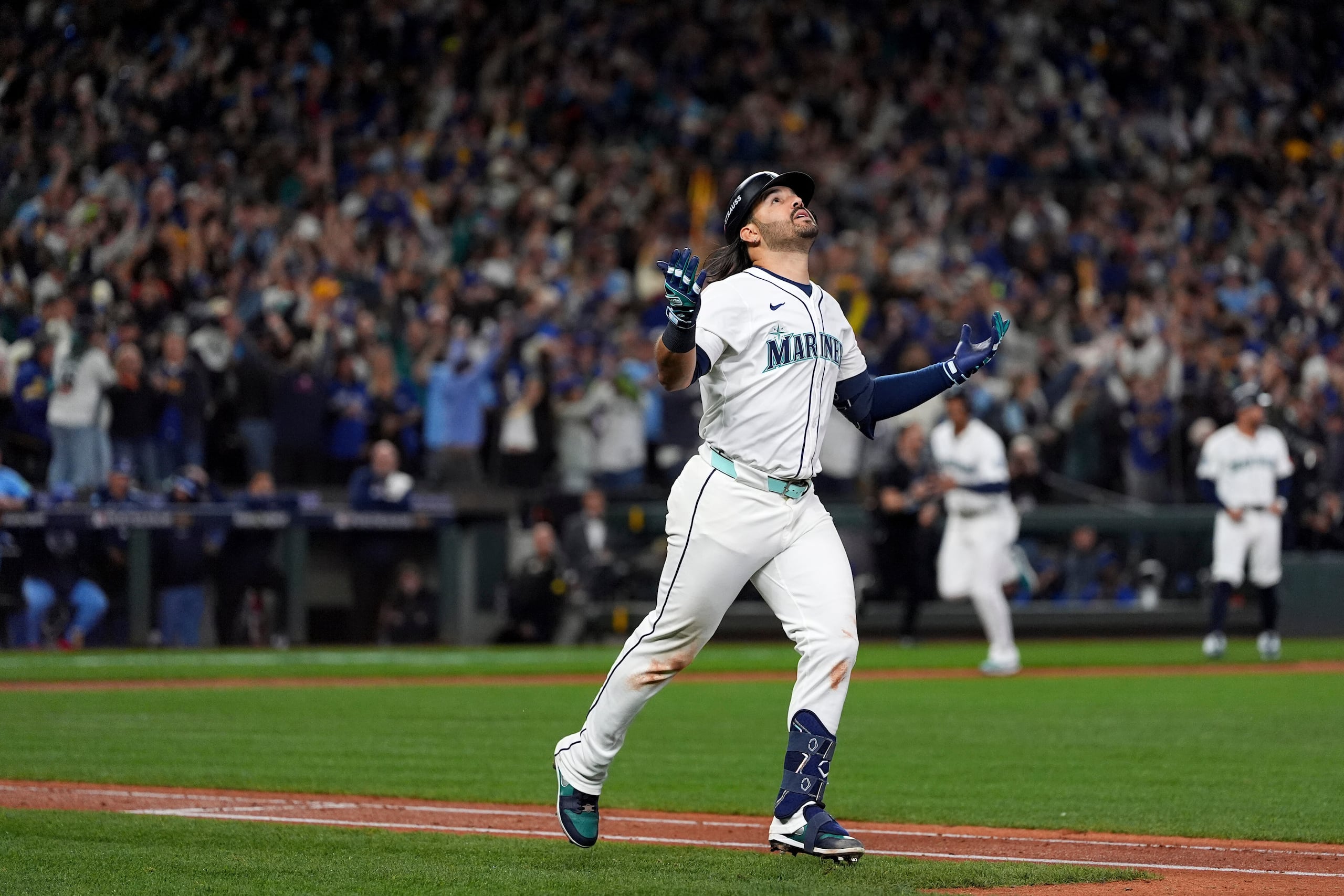 Eugenio Suárez celebra su cuadrangular con las bases llenas para darle la ventaja a Seattle.