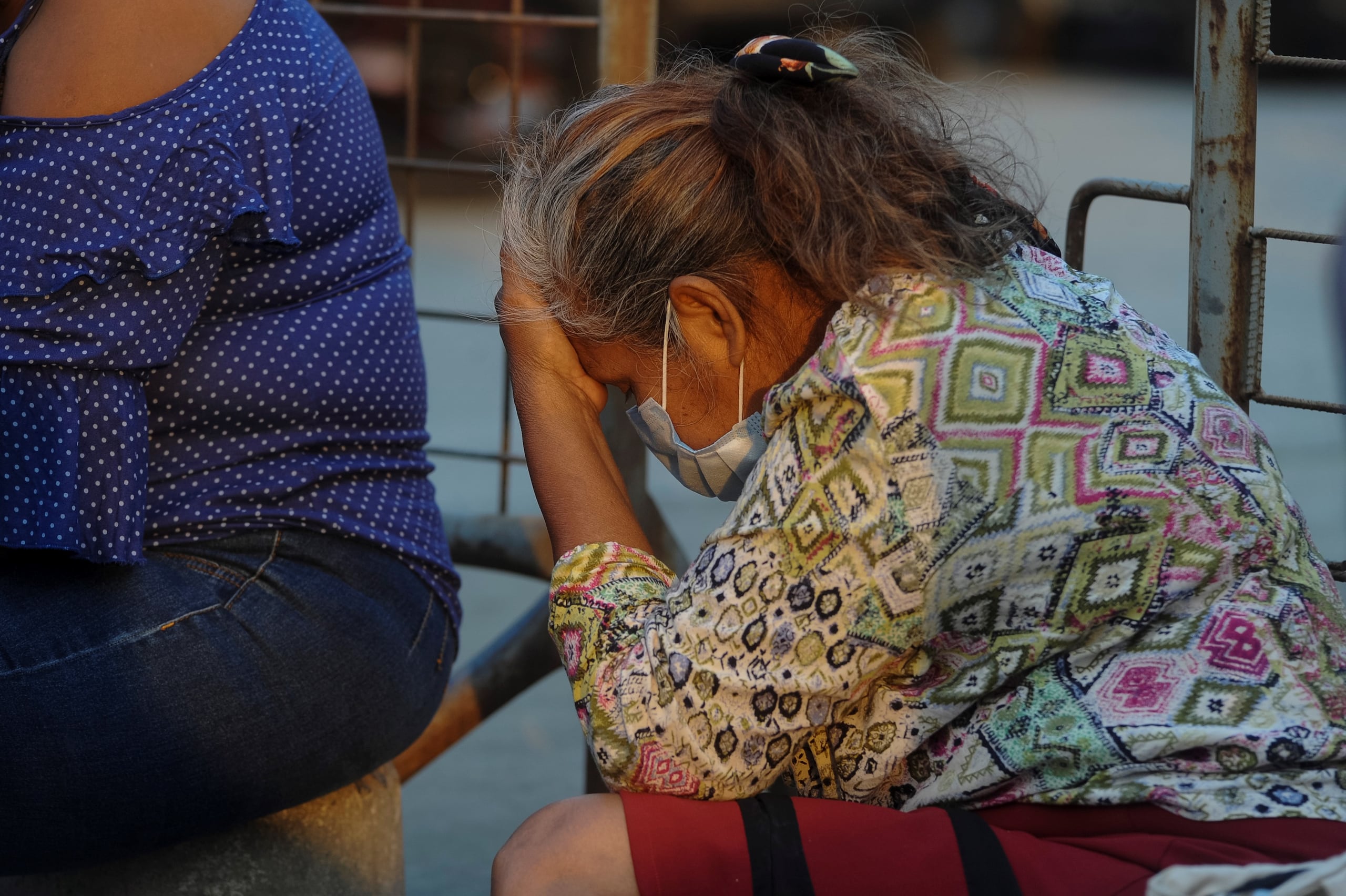 Familiares de los fallecidos llegan a la morgue para enterarse que no hay fecha para la entrega de los cadáveres y que los cuerpos están pudriéndose en un contenedor averiado.